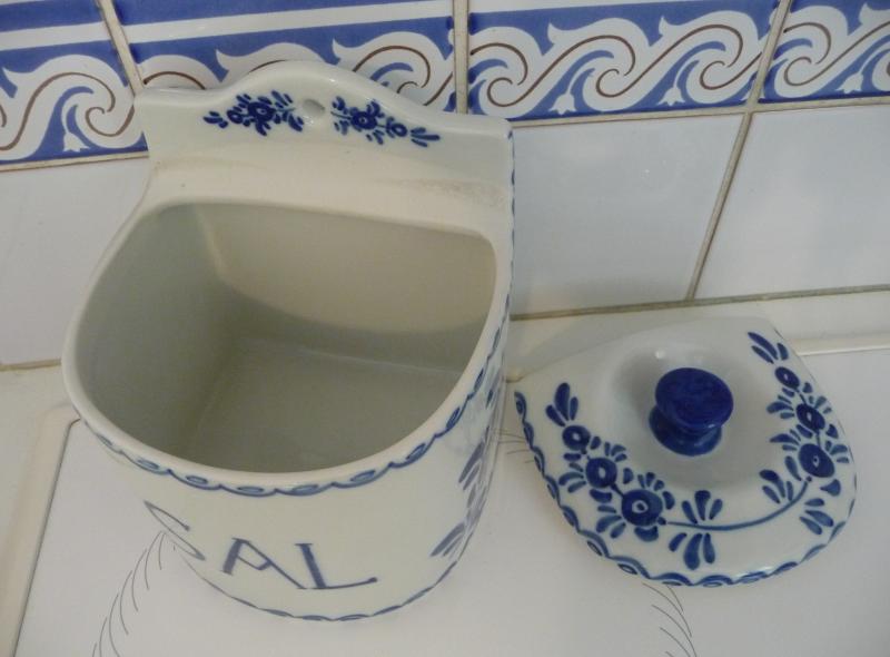 Ceramic salt pot