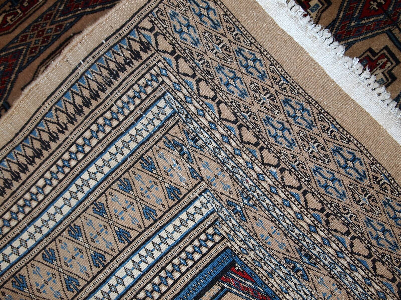 Tapis Vintage Bukhara en Laine, Années 1960, Élégance Traditionnelle