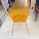 Chaise en polycarbonate et pieds chromés