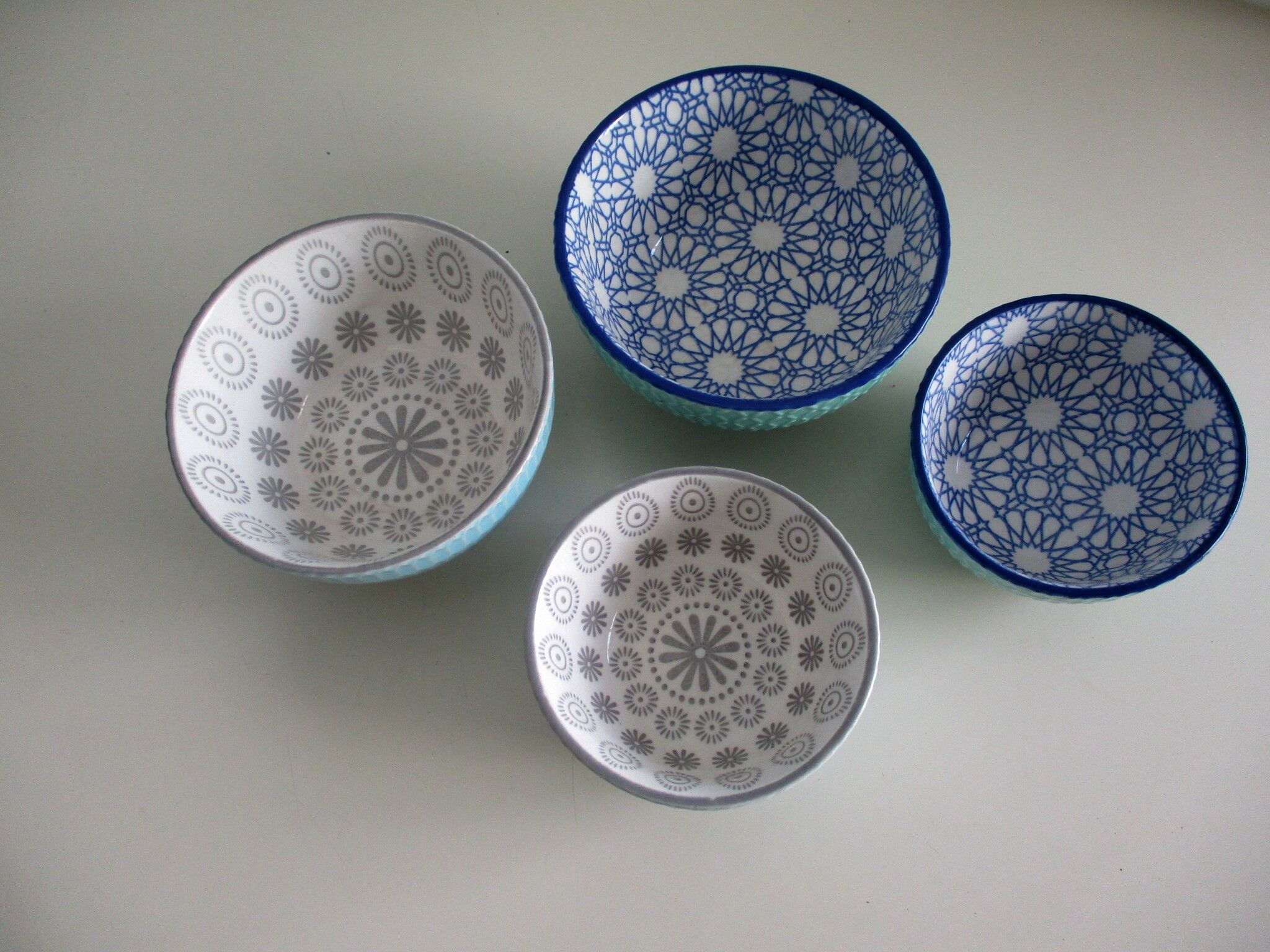 Set of 8 ceramic bowls