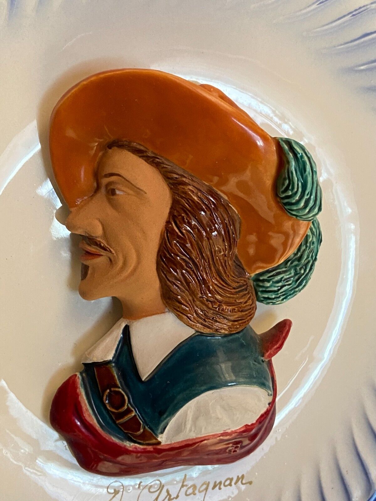 Assiette en faïence à décor bas relief au profil de d'Artagnan