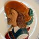 Assiette en faïence à décor bas relief au profil de d'Artagnan