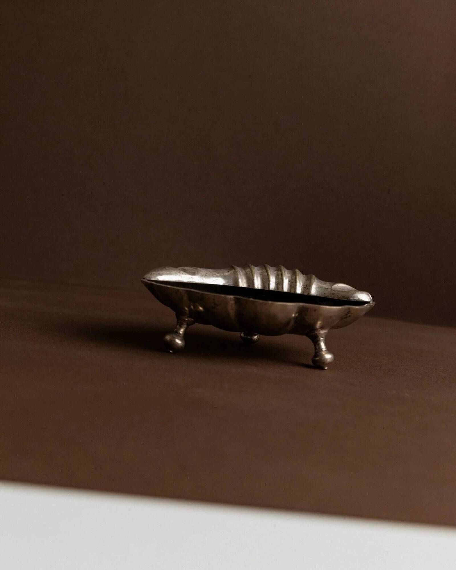 Argent metal ashtray in shell shape with feet – 1960s Italy vintage decor, gift idea for her
