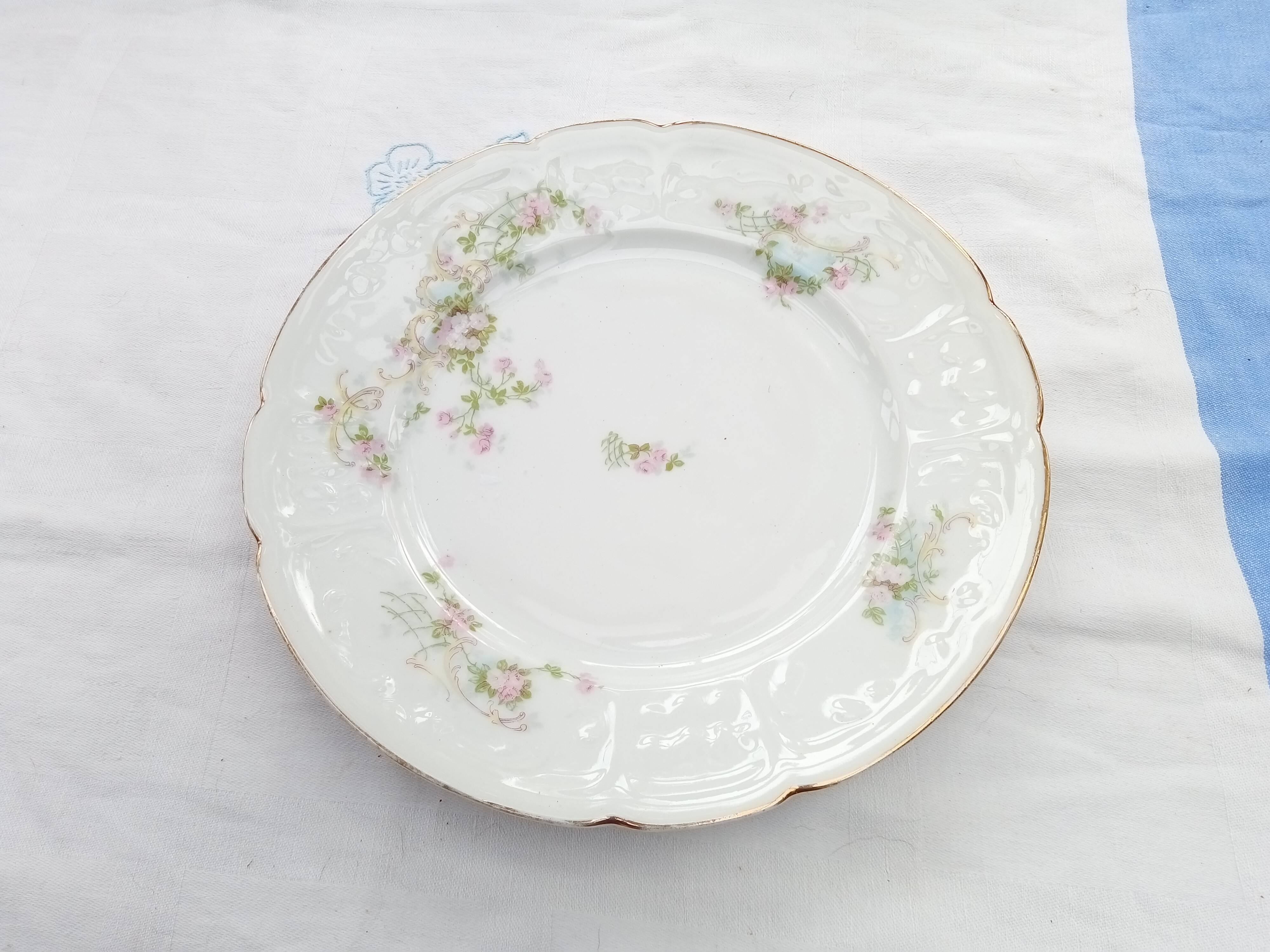 Assortment of 6 dinner plates