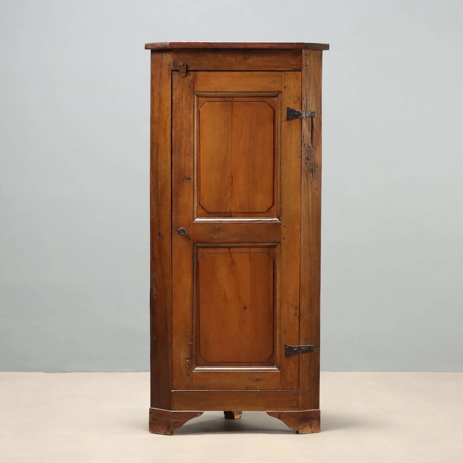 Corner cabinet in walnut, Italy, late 19th century