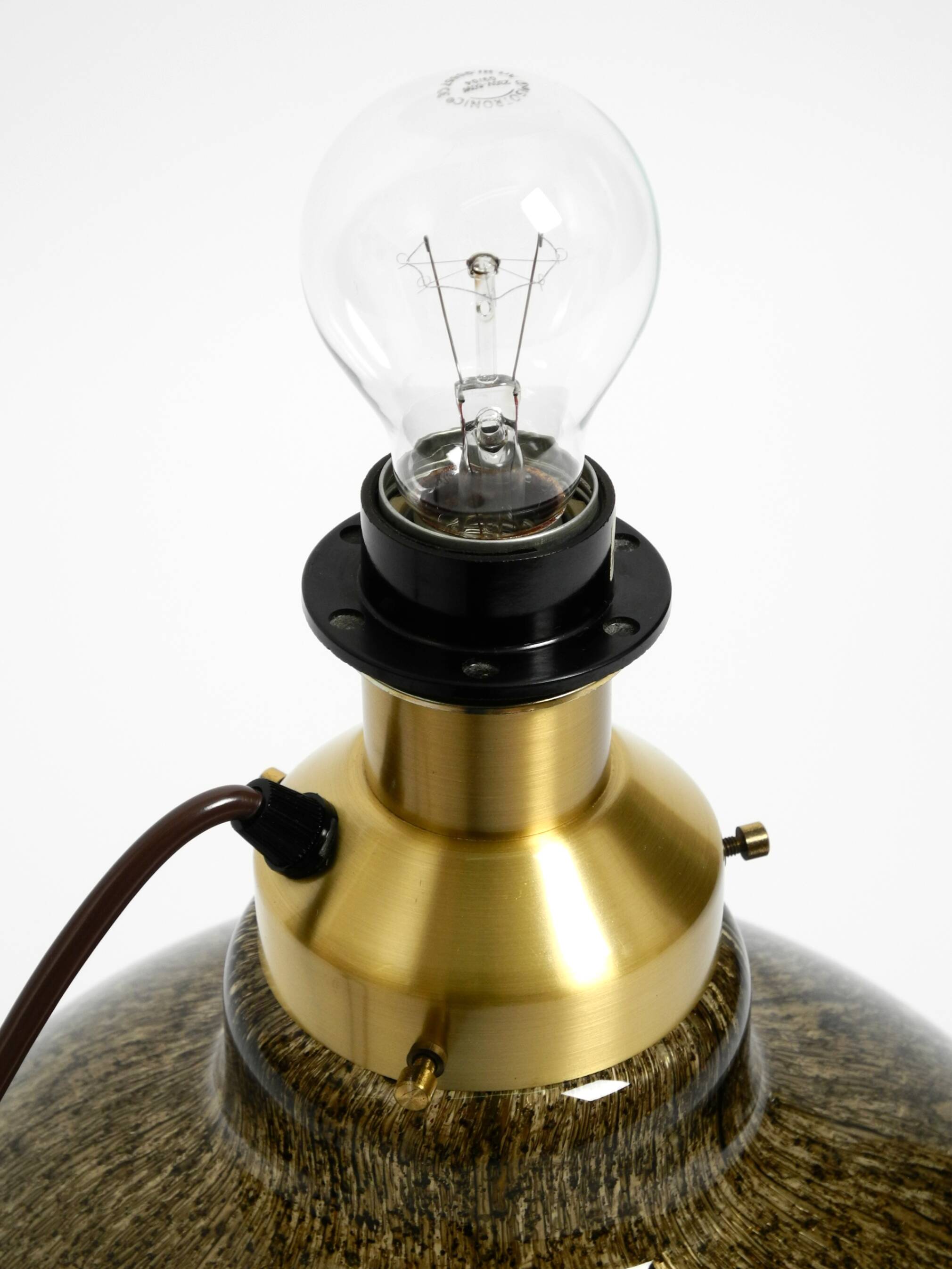 Grande lampe de table Putzler élégante des années 1970 avec corps en verre illuminé.
