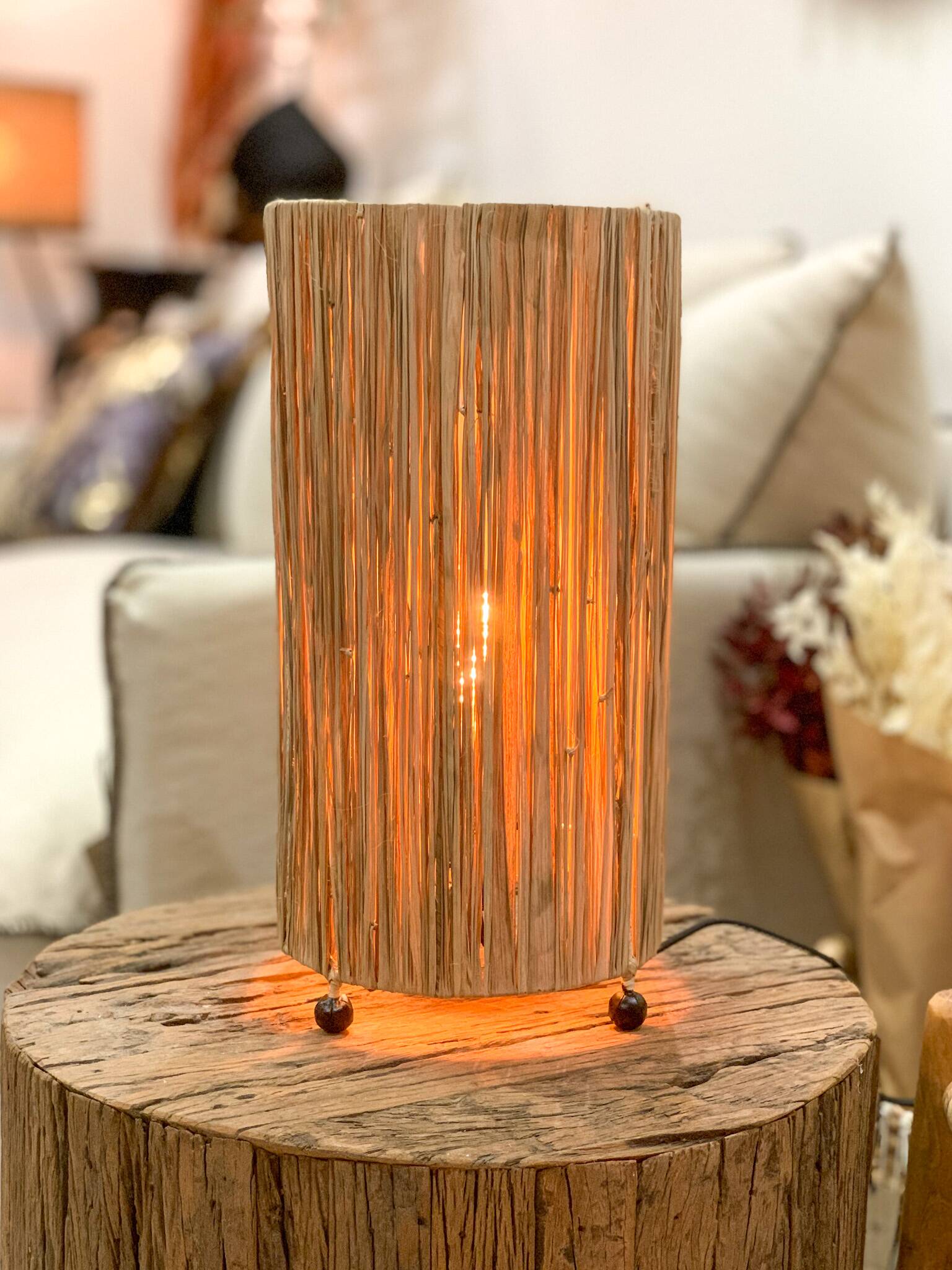Cylindrical lamp in natural raffia
