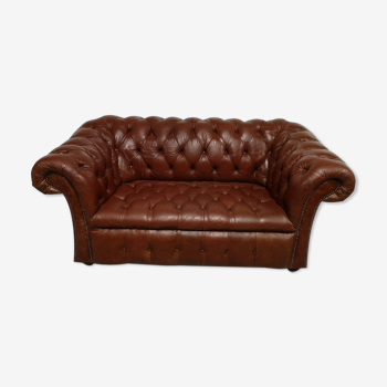 Canapé chesterfield cuir marron capitonné deux places
