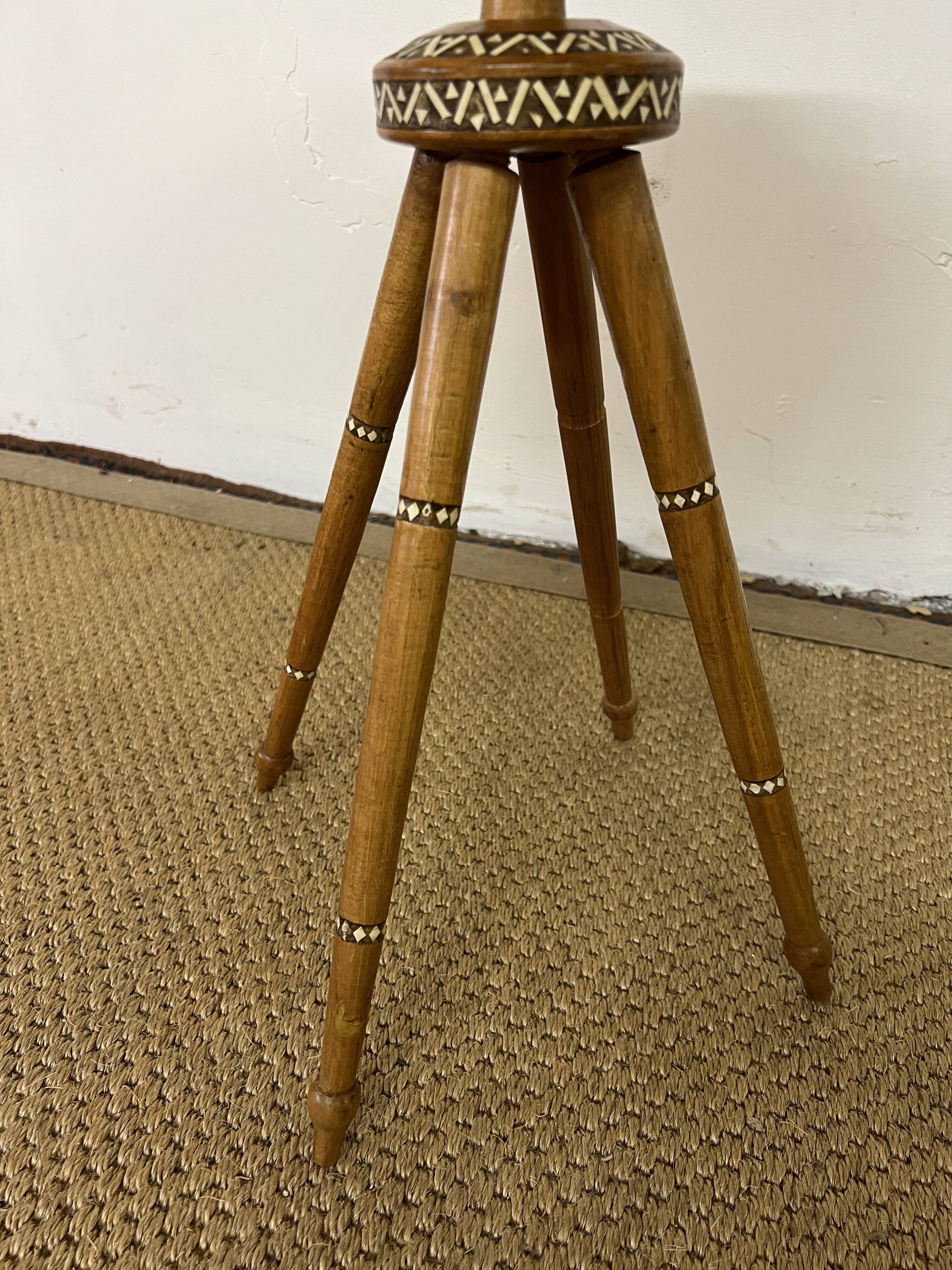 Wooden pedestal table / harness
