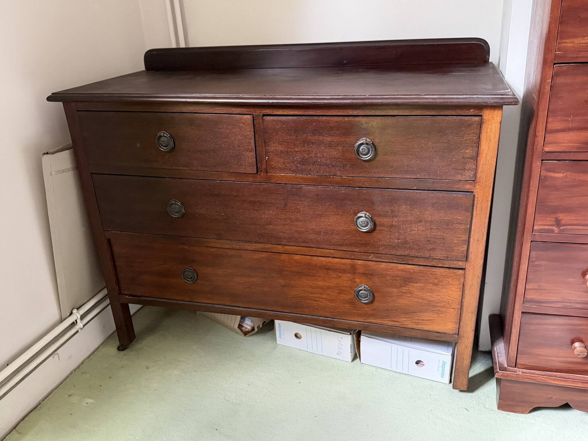 Solid mahogany chest of drawers with 4 drawers