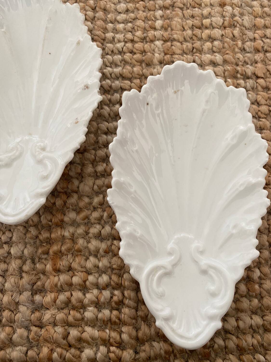 Ramekin, shell-shaped pocket emptier in white ceramic