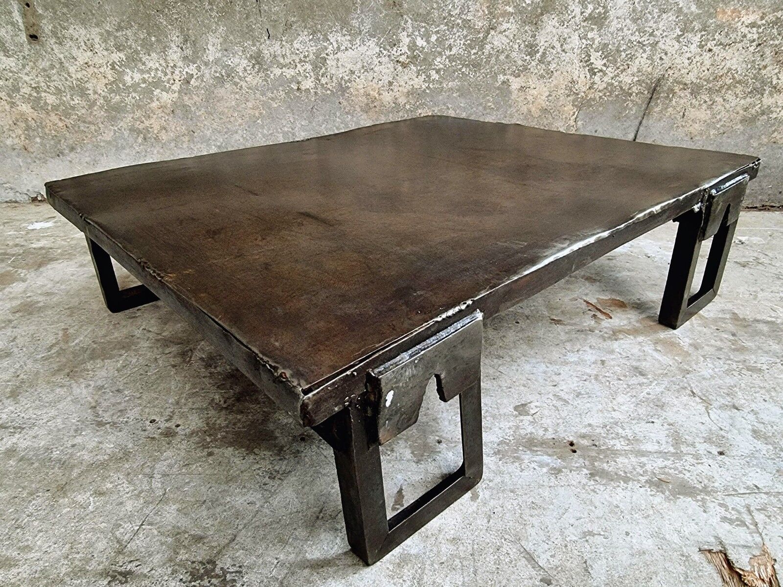 Industrial coffee table steel pallet table