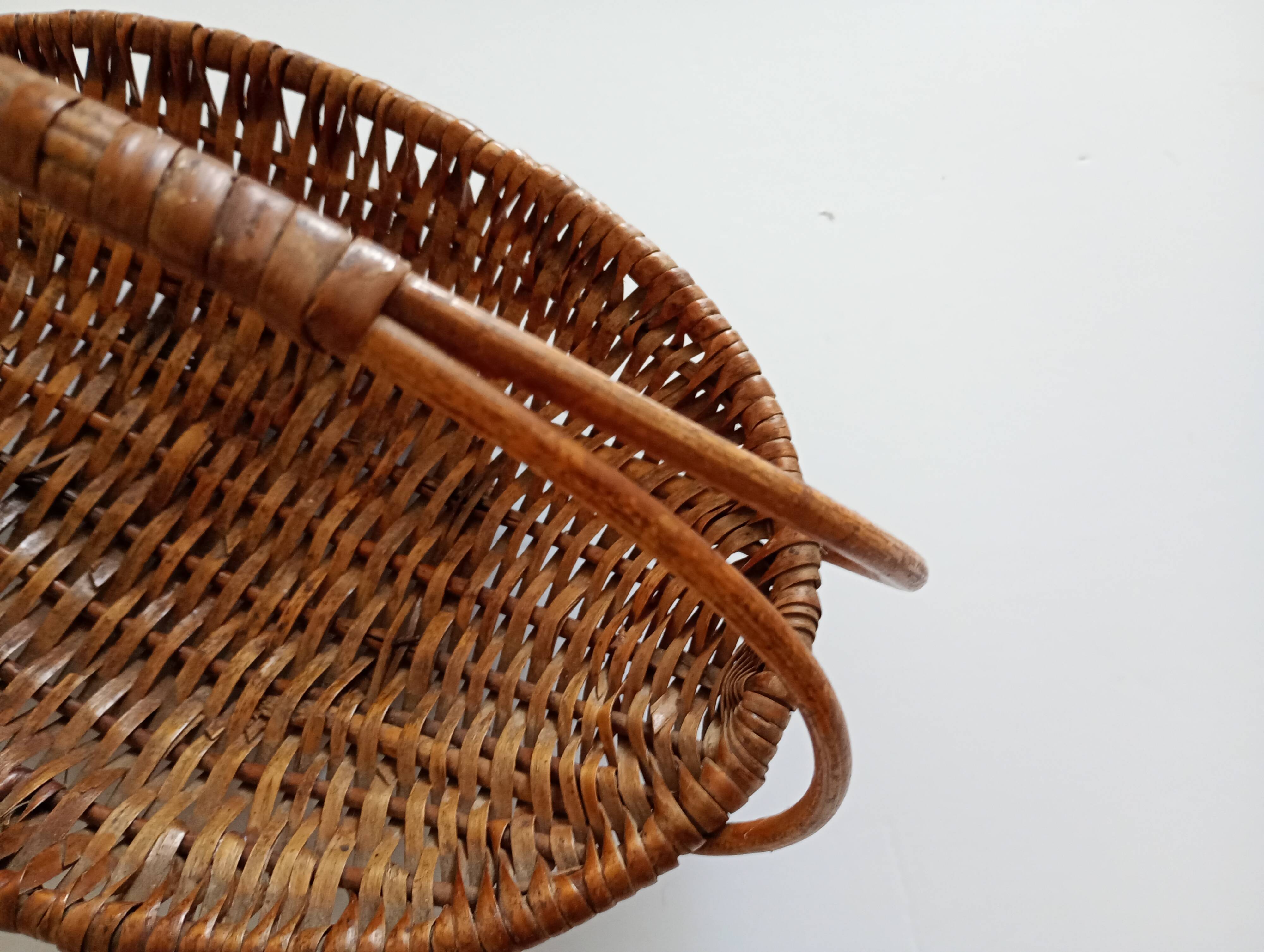 Panier plat en osier tressé