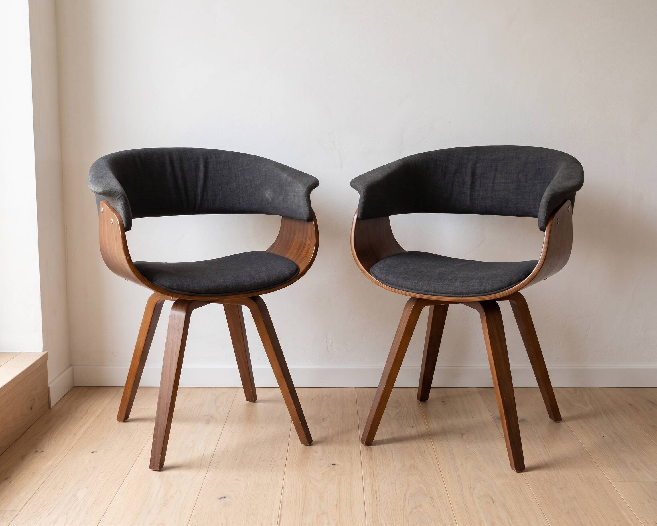 Paire de fauteuils vintage en bois et tissu anthracite