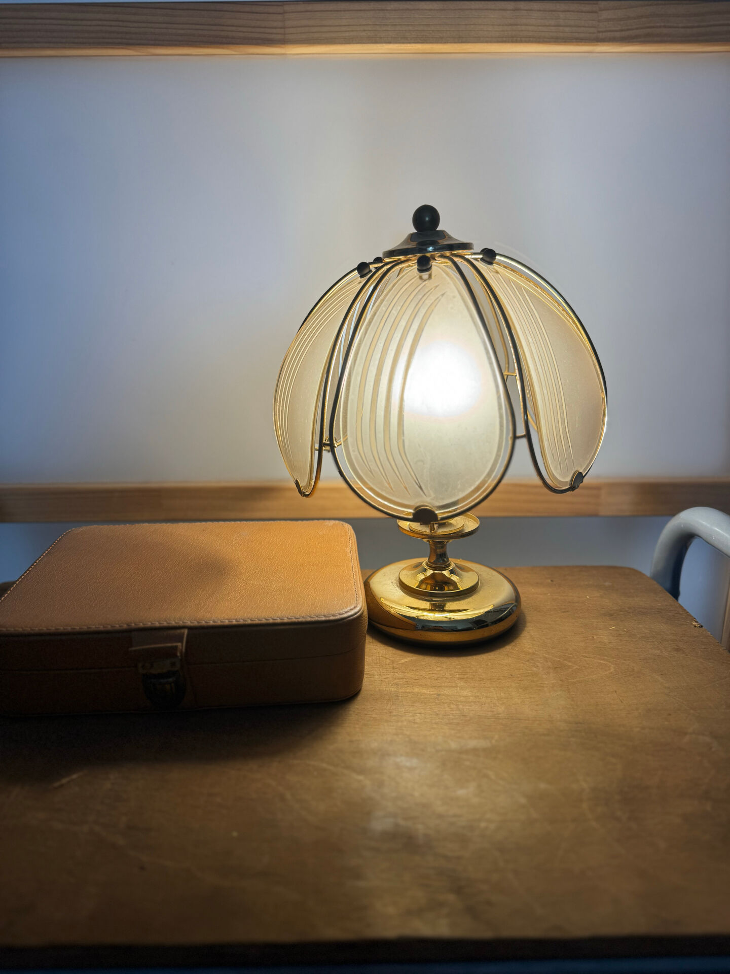 Vintage Hollywood Regency brass and smoked glass lotus table lamp – 19
