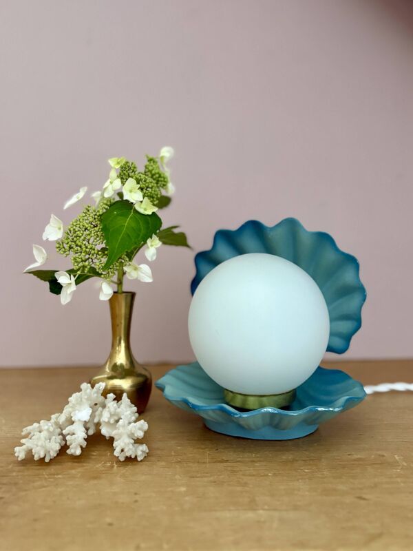Lampe vintage en forme de coquillage en céramique bleue et opaline.