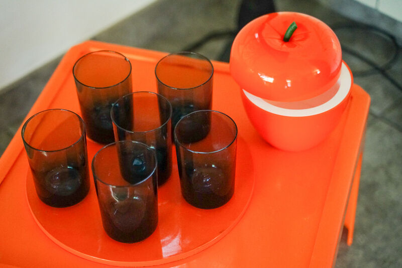 Lemonade glasses with magnetized tray, 70s' vintage