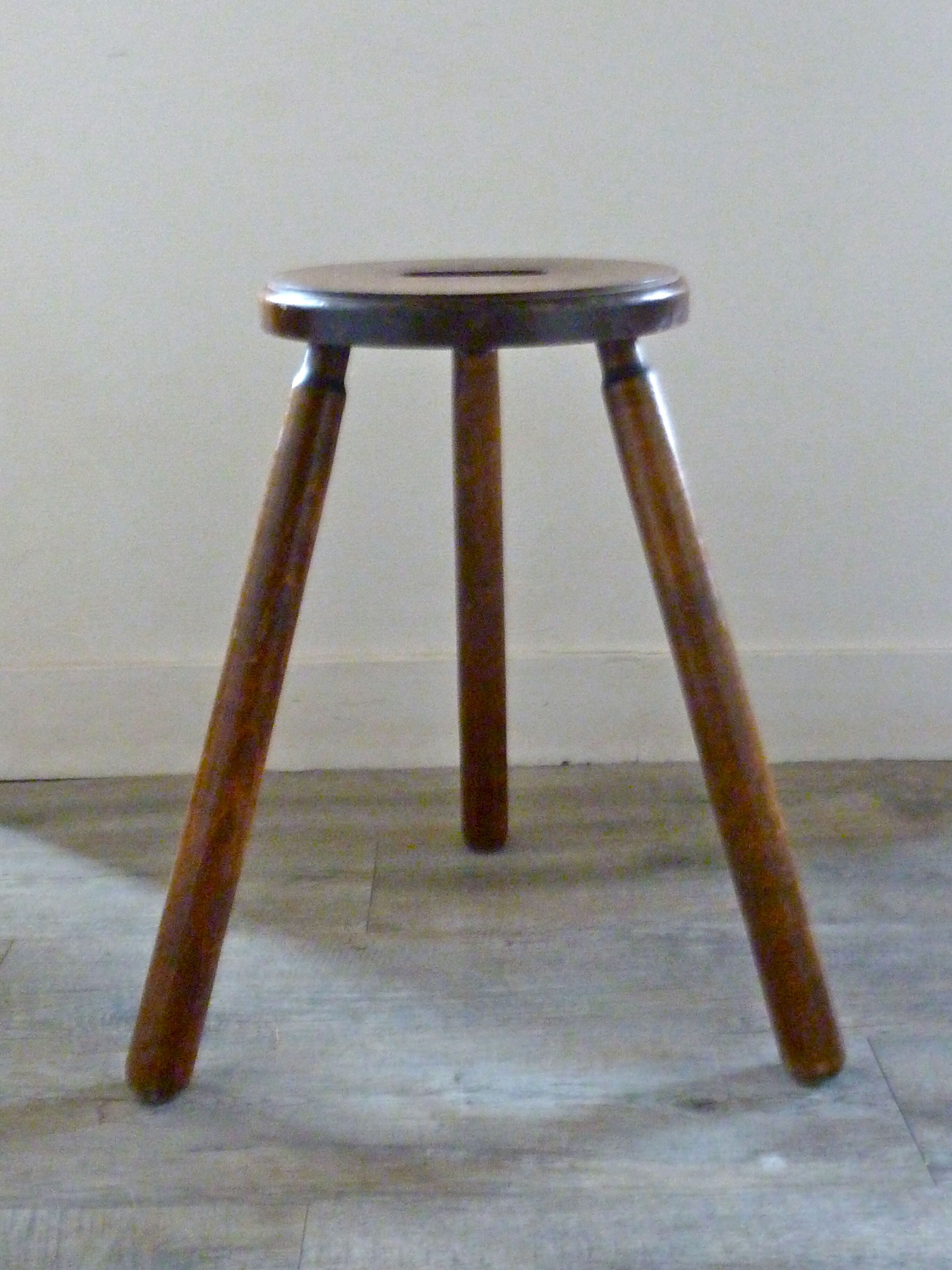 Tripod stool in raw wood with handle