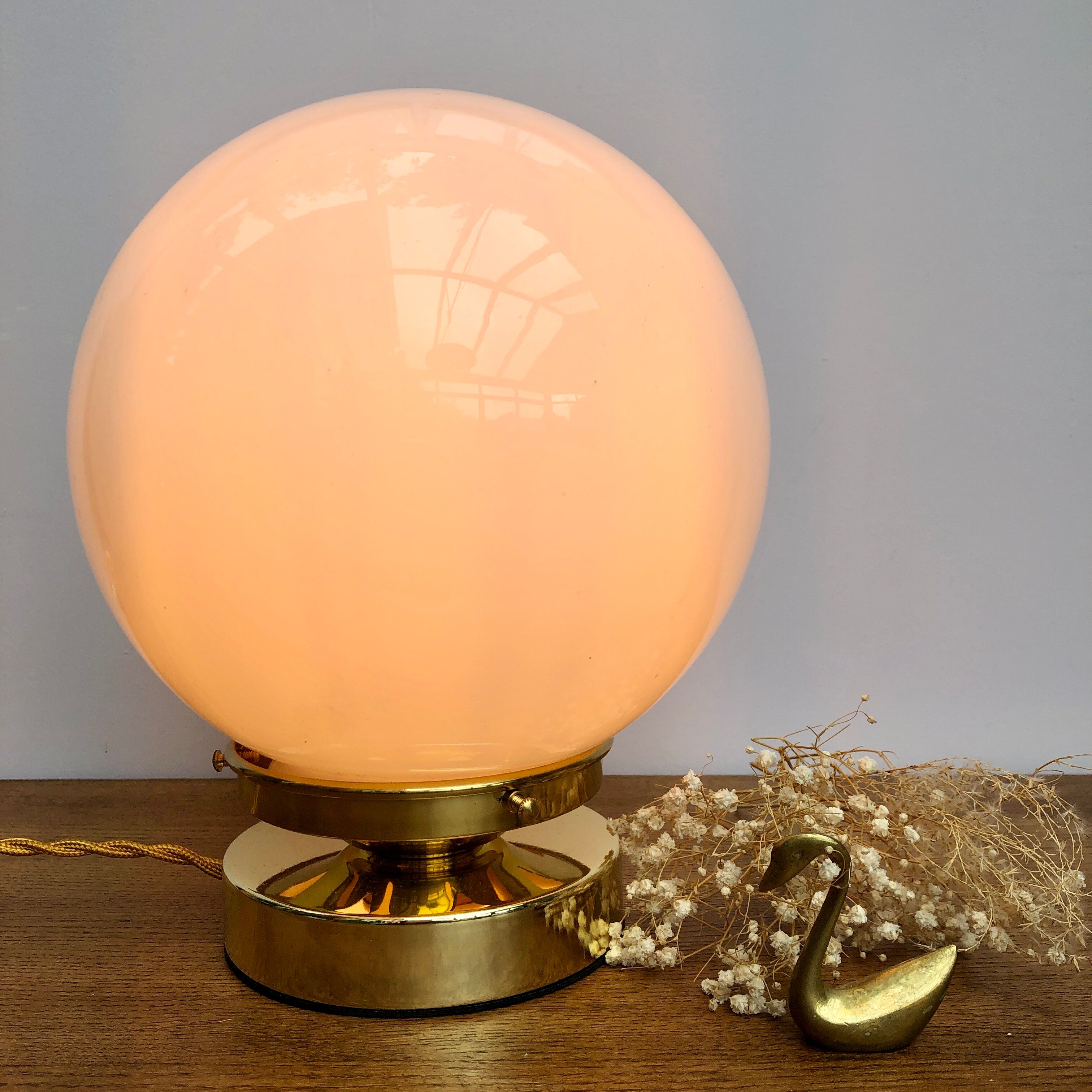 Globe-laying lamp in white opaline