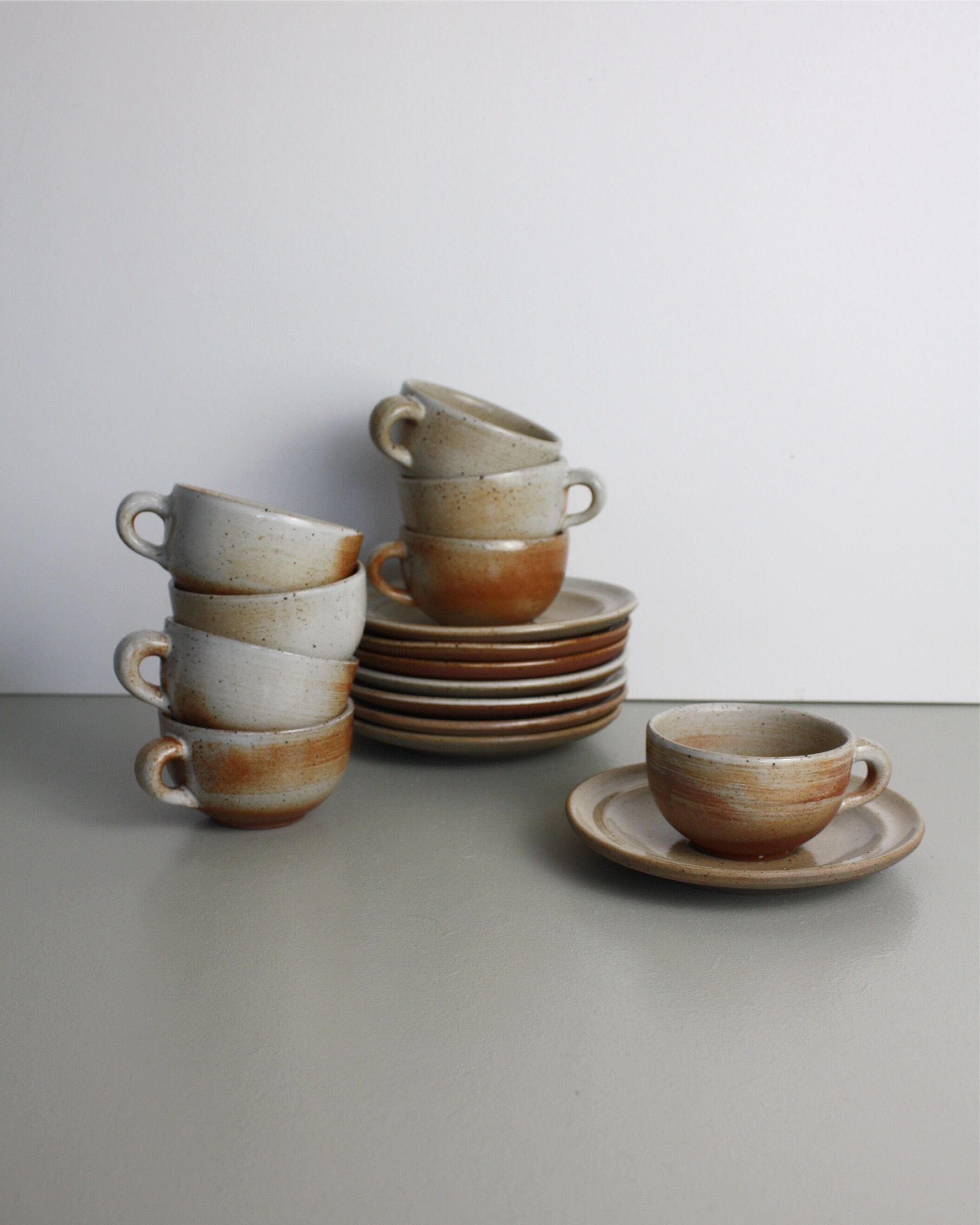 Set of 8 sandstone cups with saucers Sandstone of the Marais