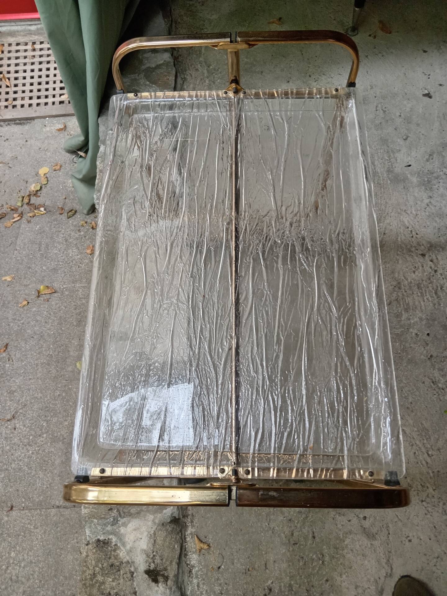 Desserte dorée en plexiglas