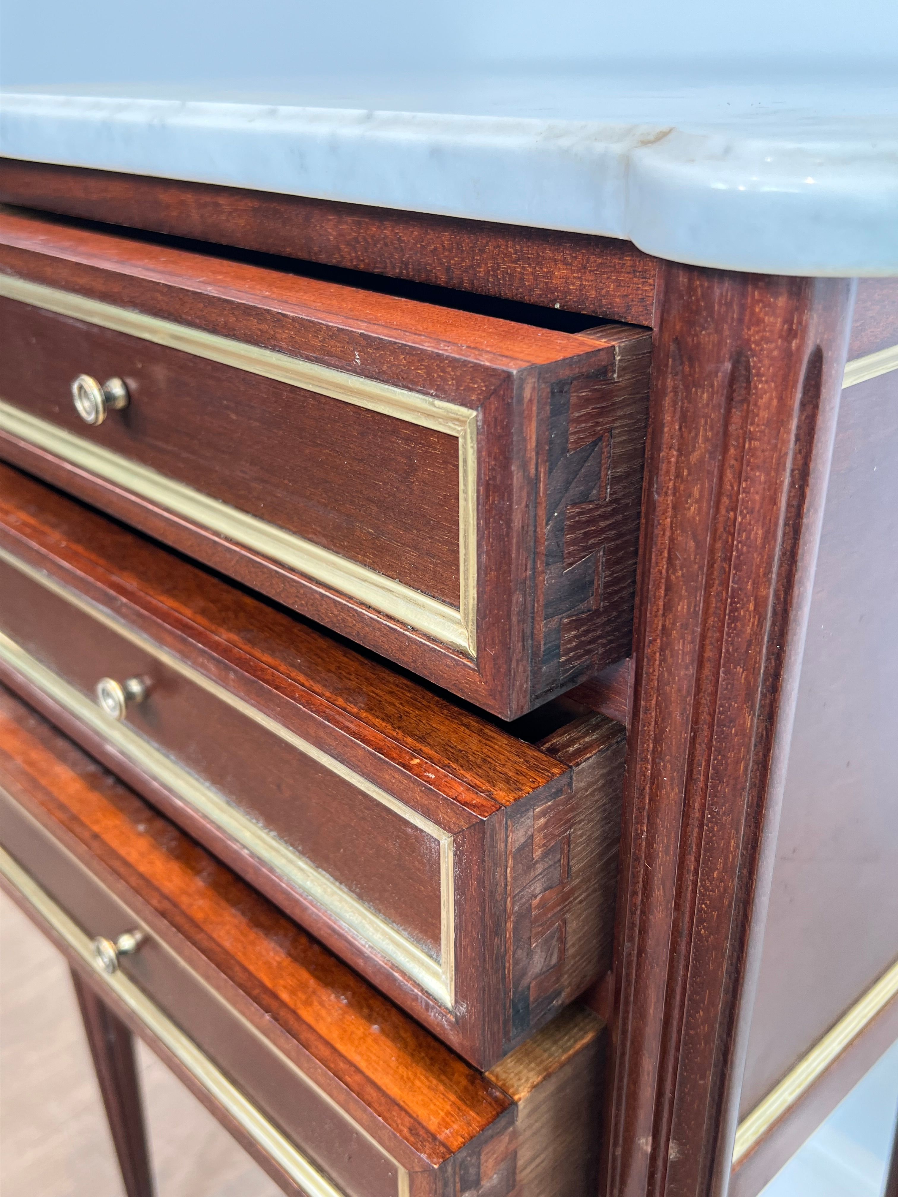 Pair of mahogany and brass side tables or bedside tables with Carrara marble tops.