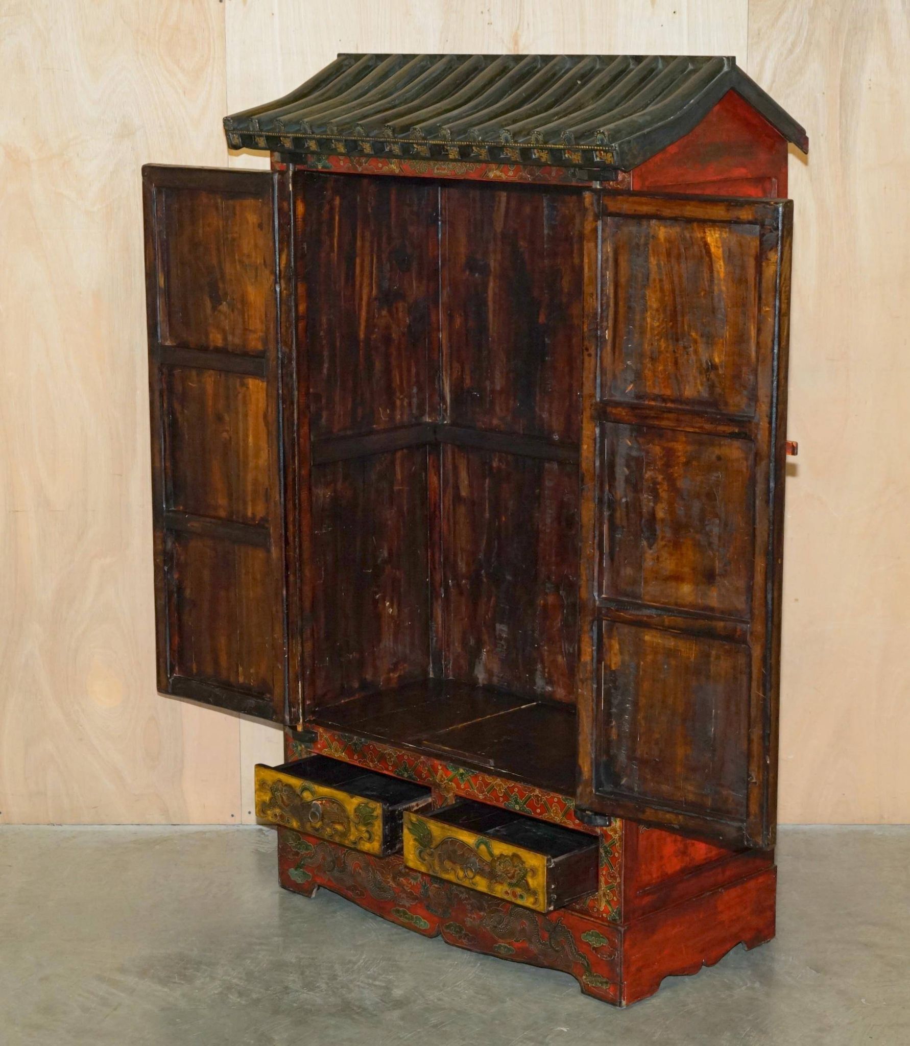Armoire chinoise vintage peinte avec pagode et tiroirs