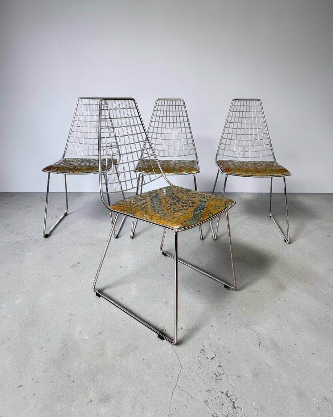 Set de 4 chaises design en cuir décoré à main et acier, années 1970