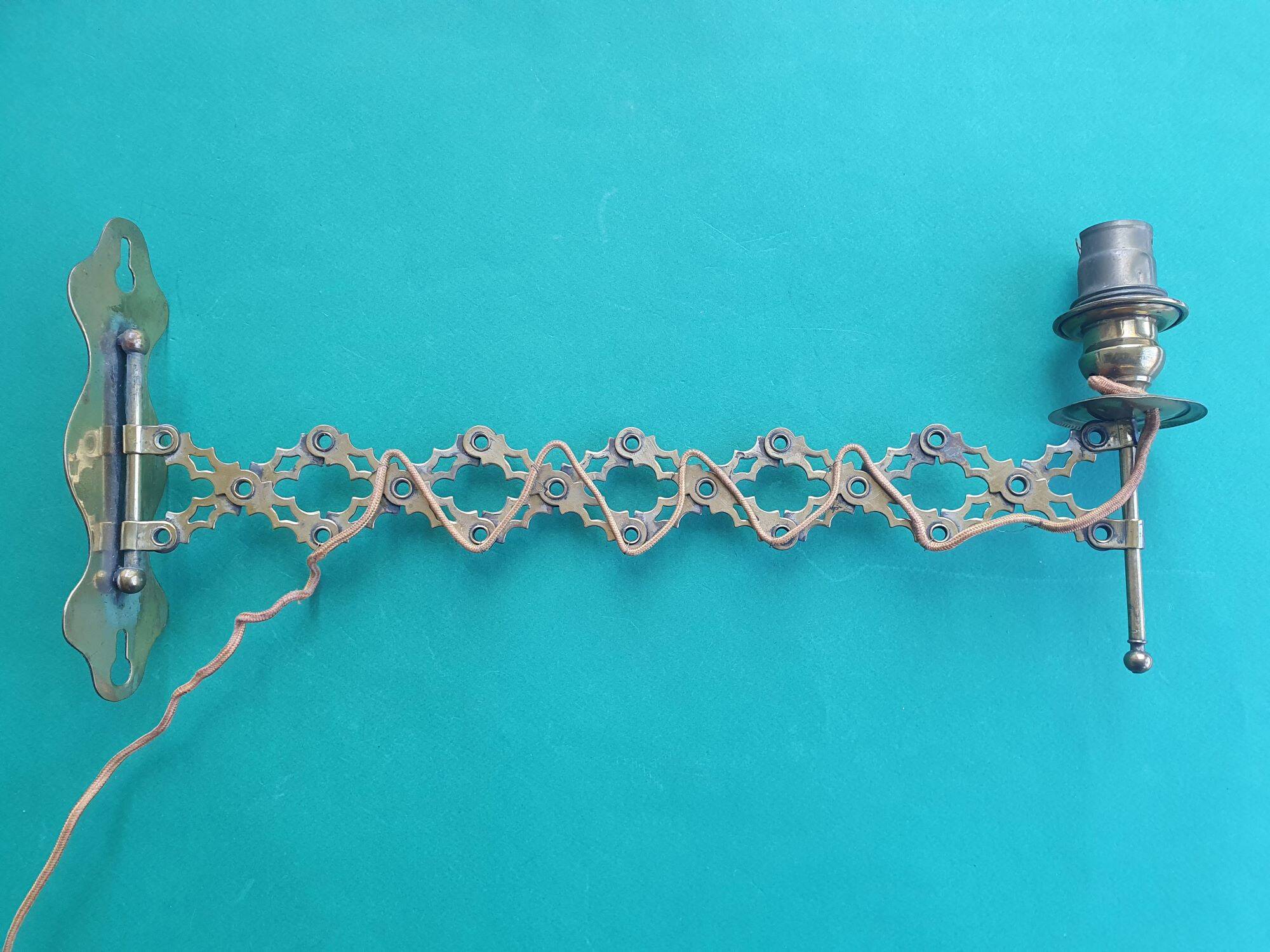 Vintage extendable pantograph wall light