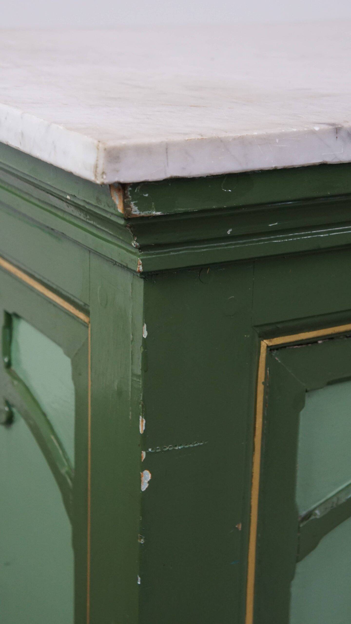Buffet/comptoir/table d'appoint ancien unique, de couleur verte, datant de la fin du XIXe/début du XXe siècle, avec un plateau en marbre.