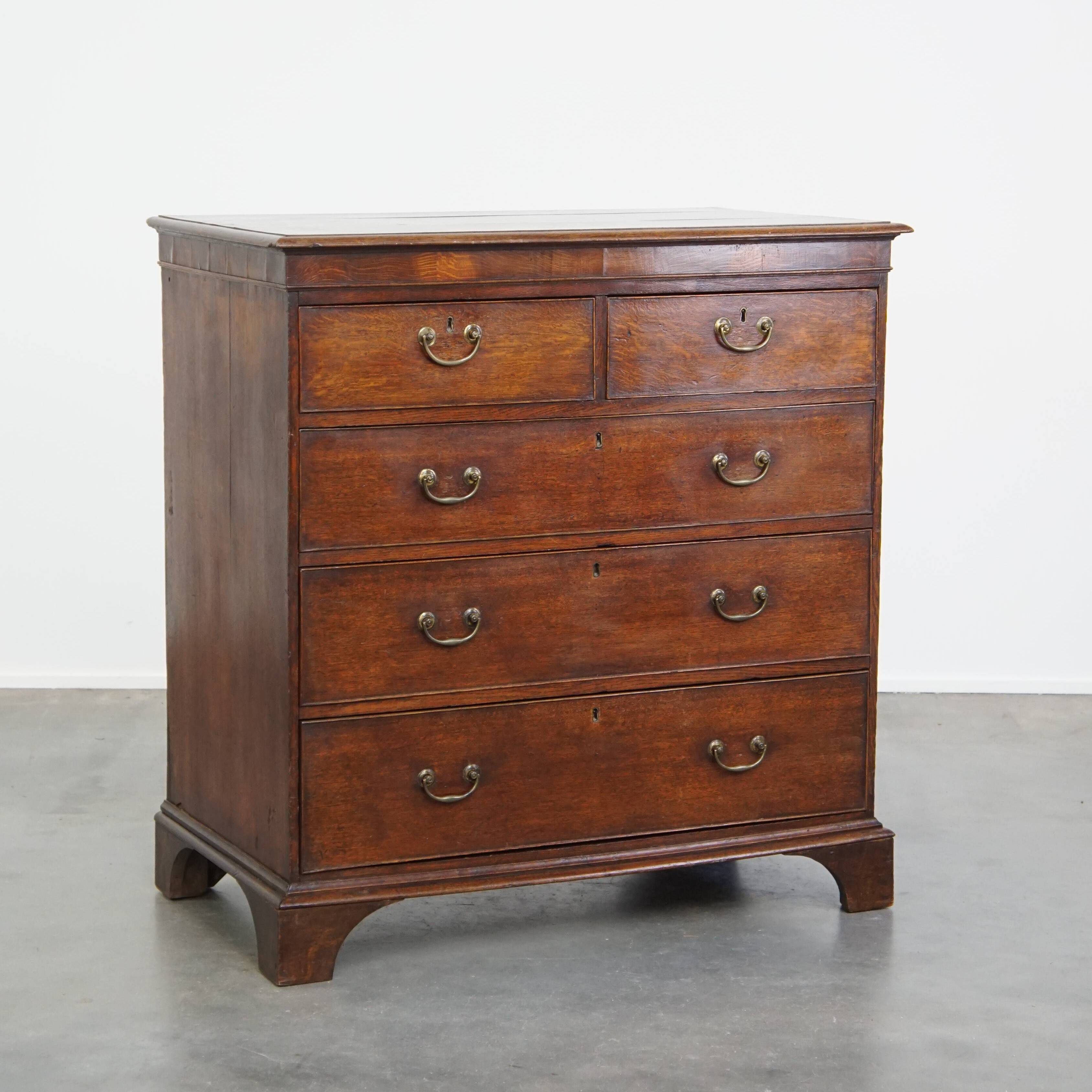 English antique oak chest of drawers with 5 drawers from the 18th century
