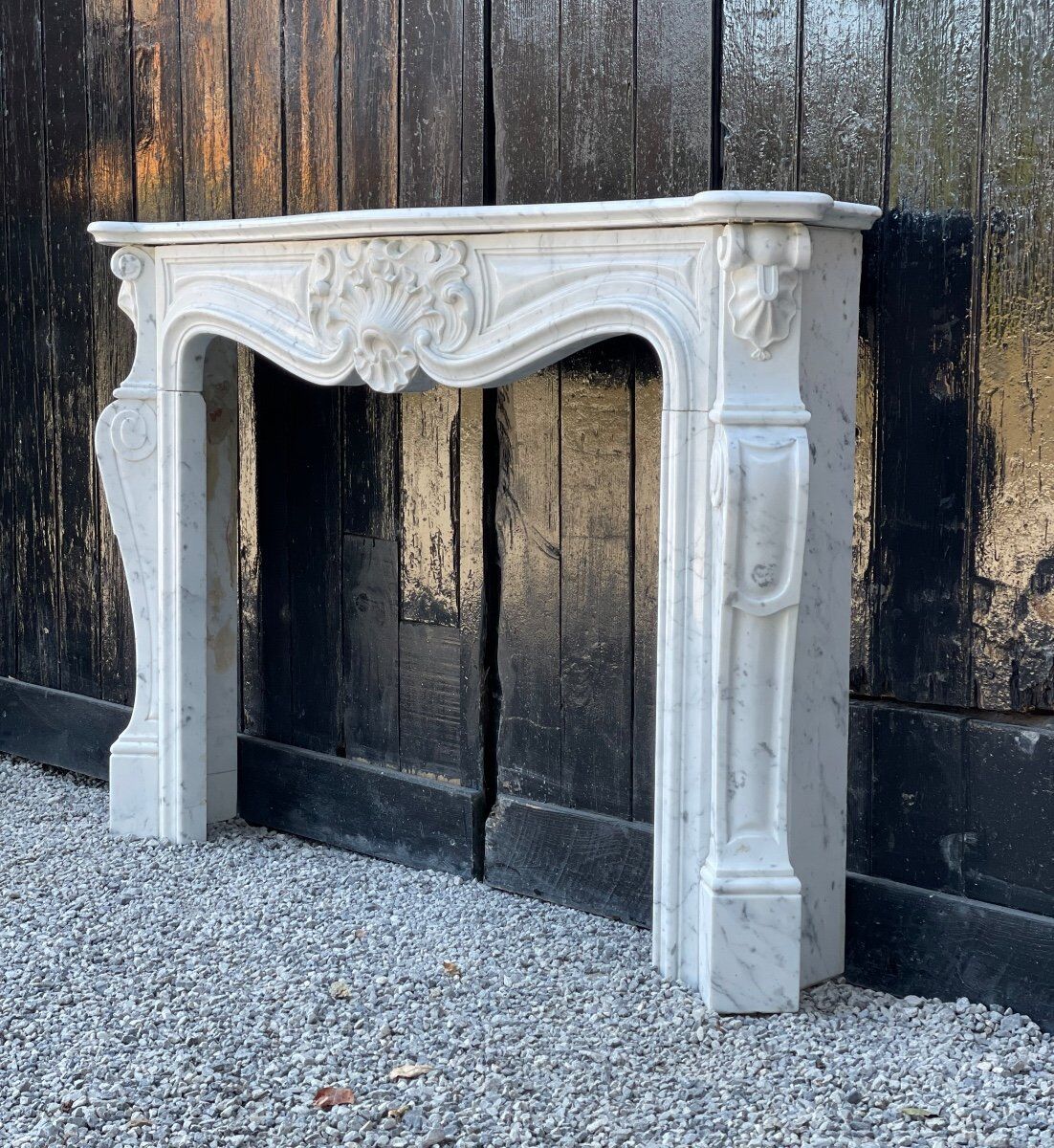 Cheminée de style Louis XV en marbre de carrare