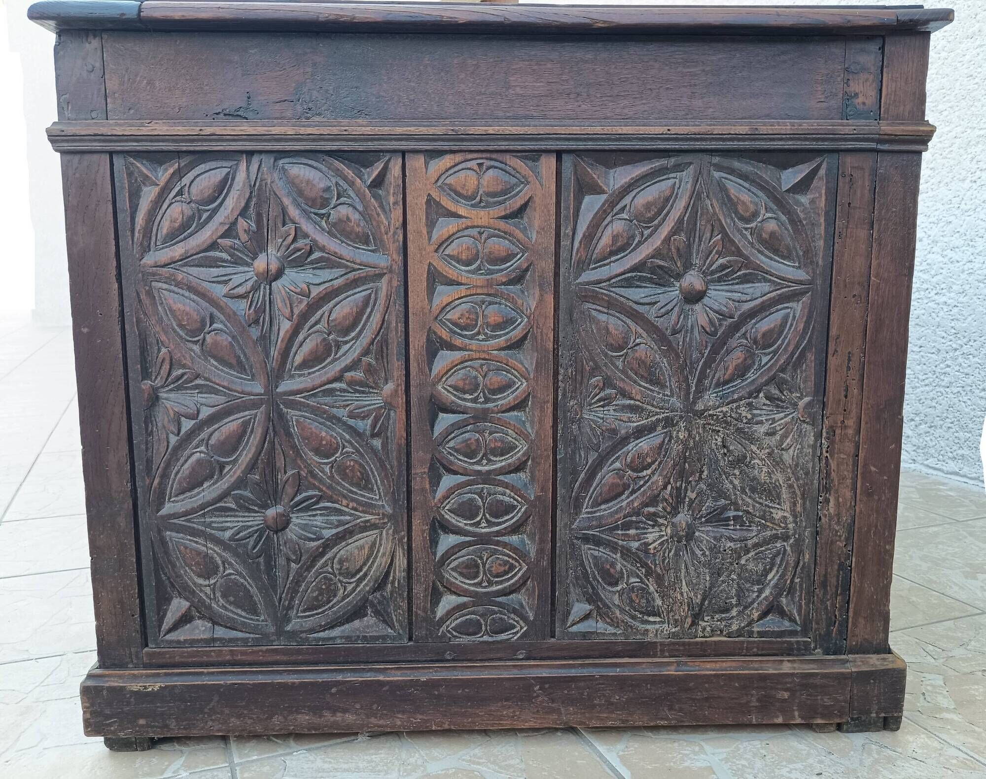 Large Gothic desk in solid oak from the 19th century.