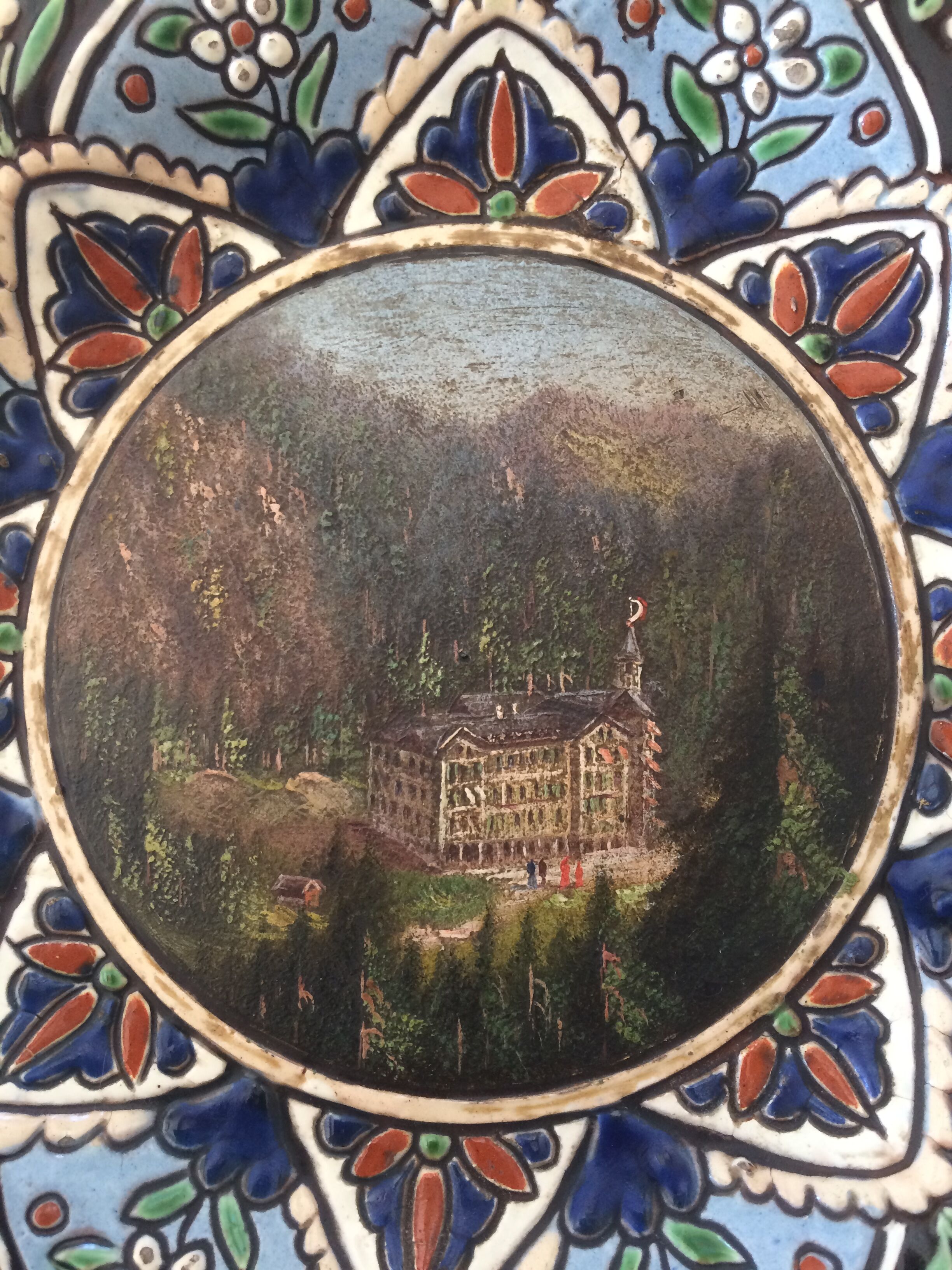 Assiette Thoune Suisse, en faïence décor de montagne