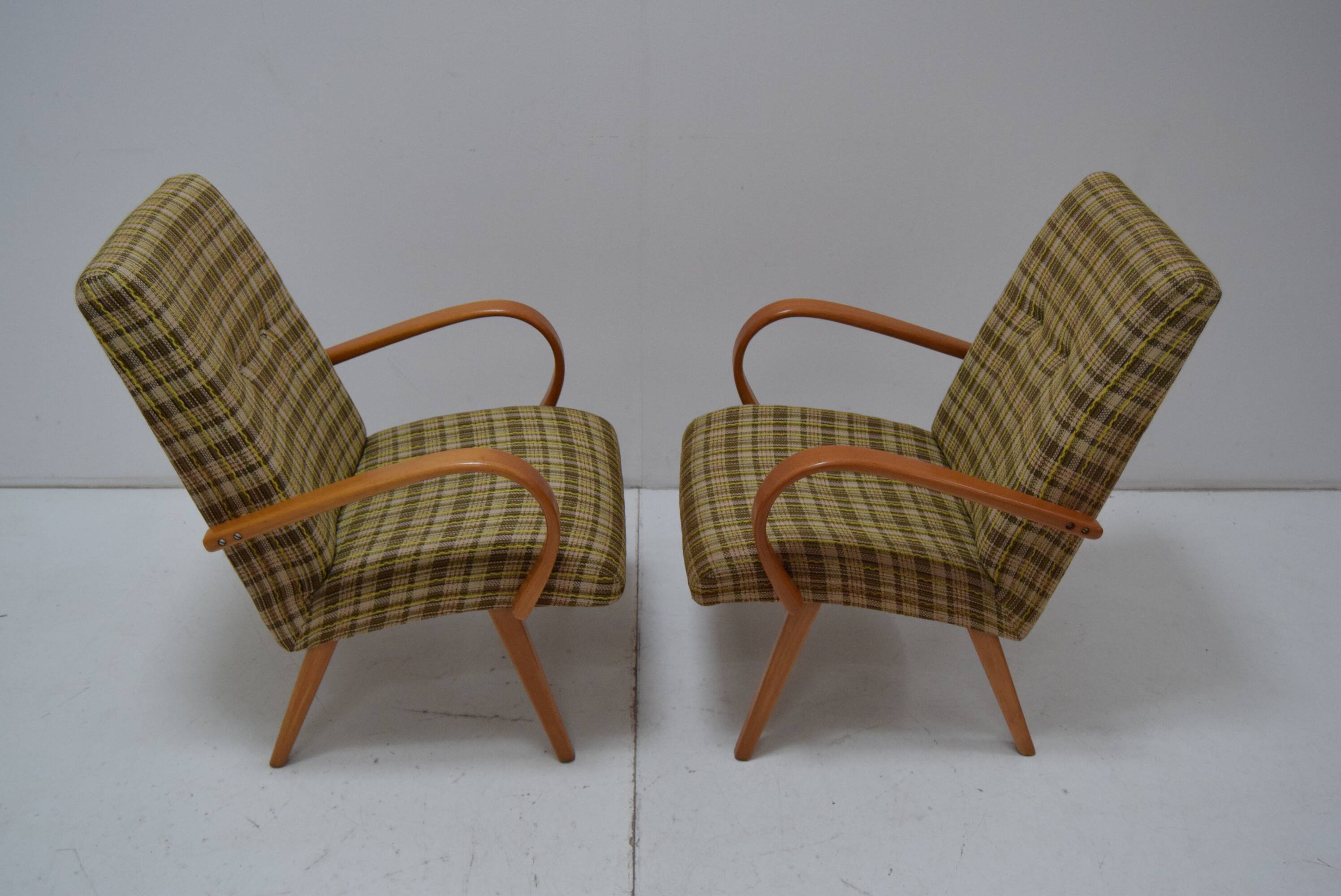 Set of two armchairs by Jaroslav Šmídek for TON, 1960s.