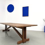 Refectory table in solid pine and beech, with X-shaped legs.