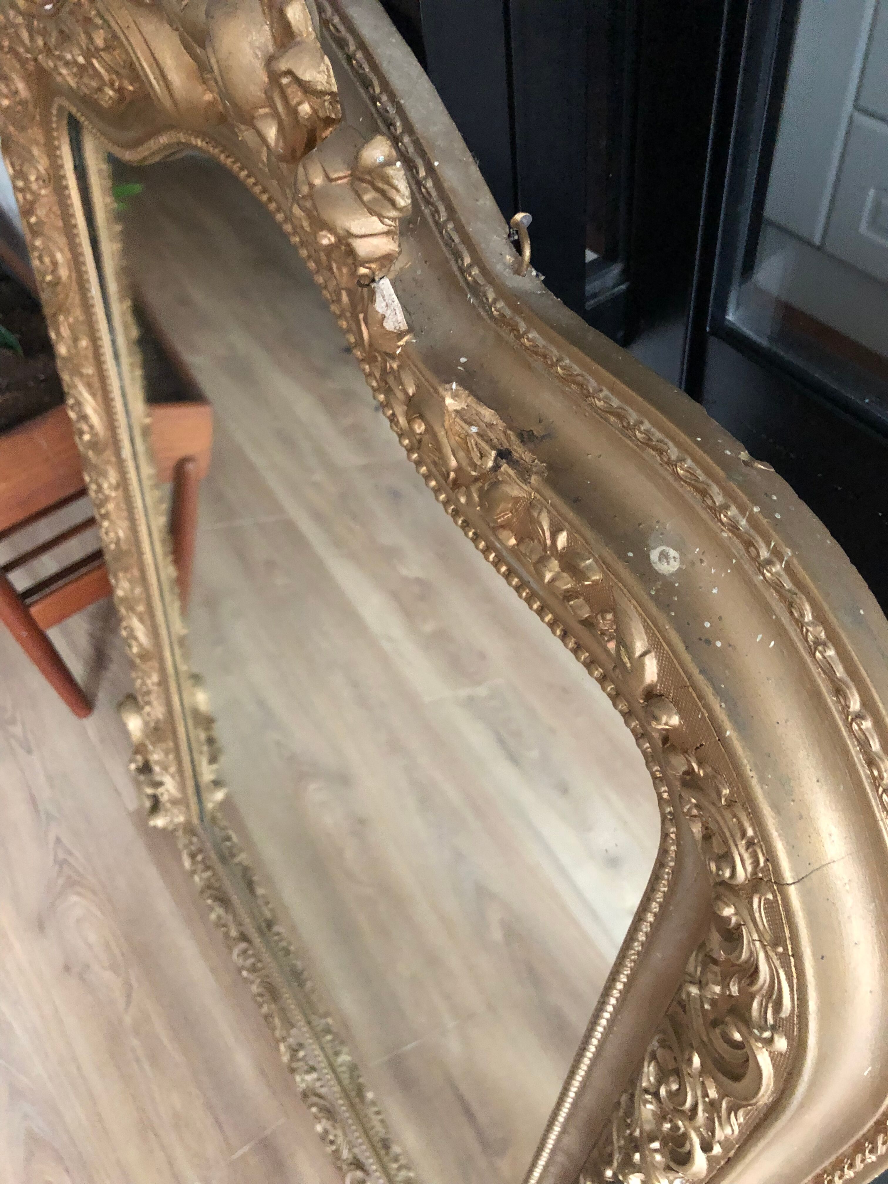 Gilded mirror with pediment XIXth century, 86x136