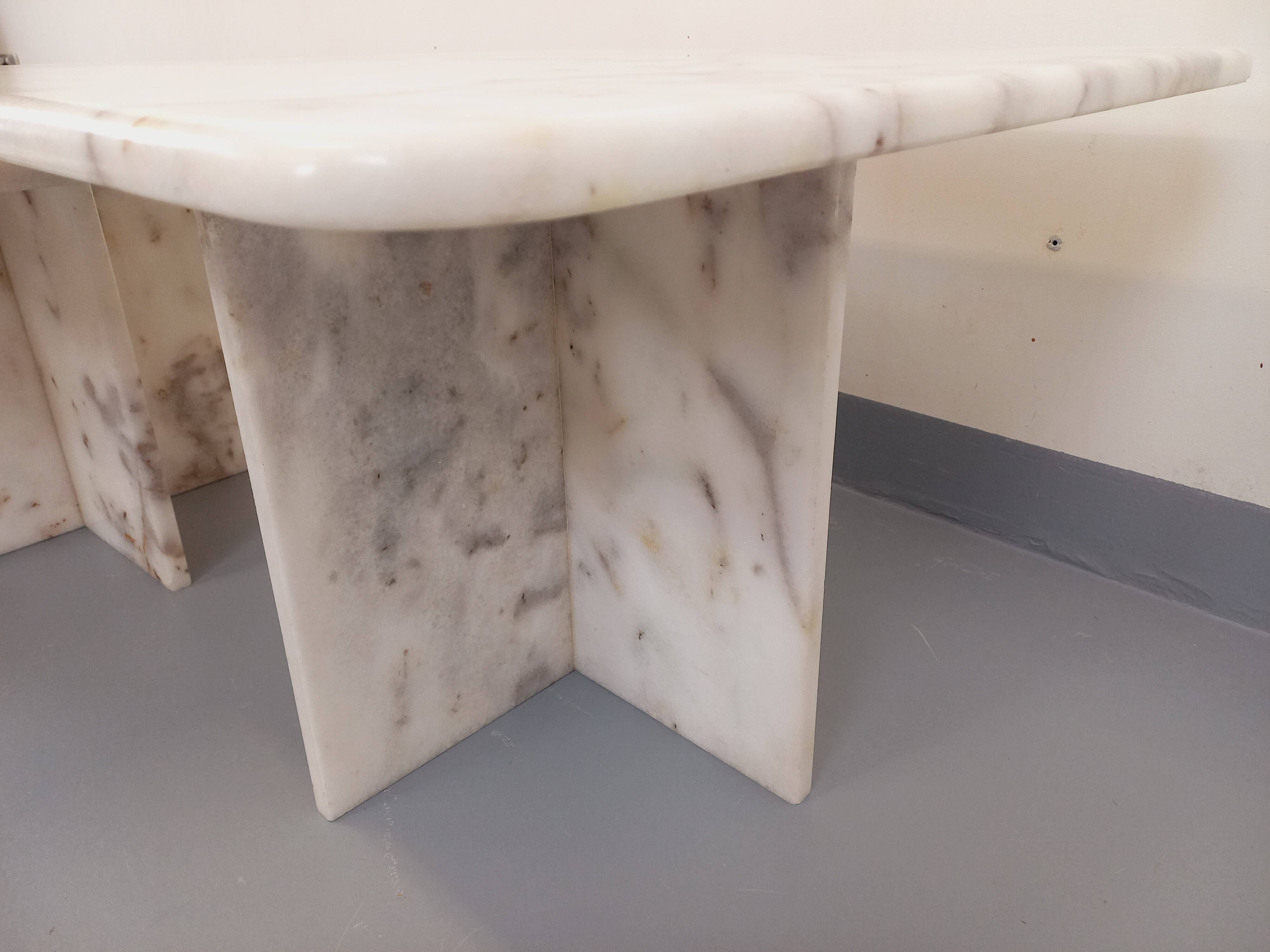 Pair of vintage nesting coffee tables in white marble from the 1970s.