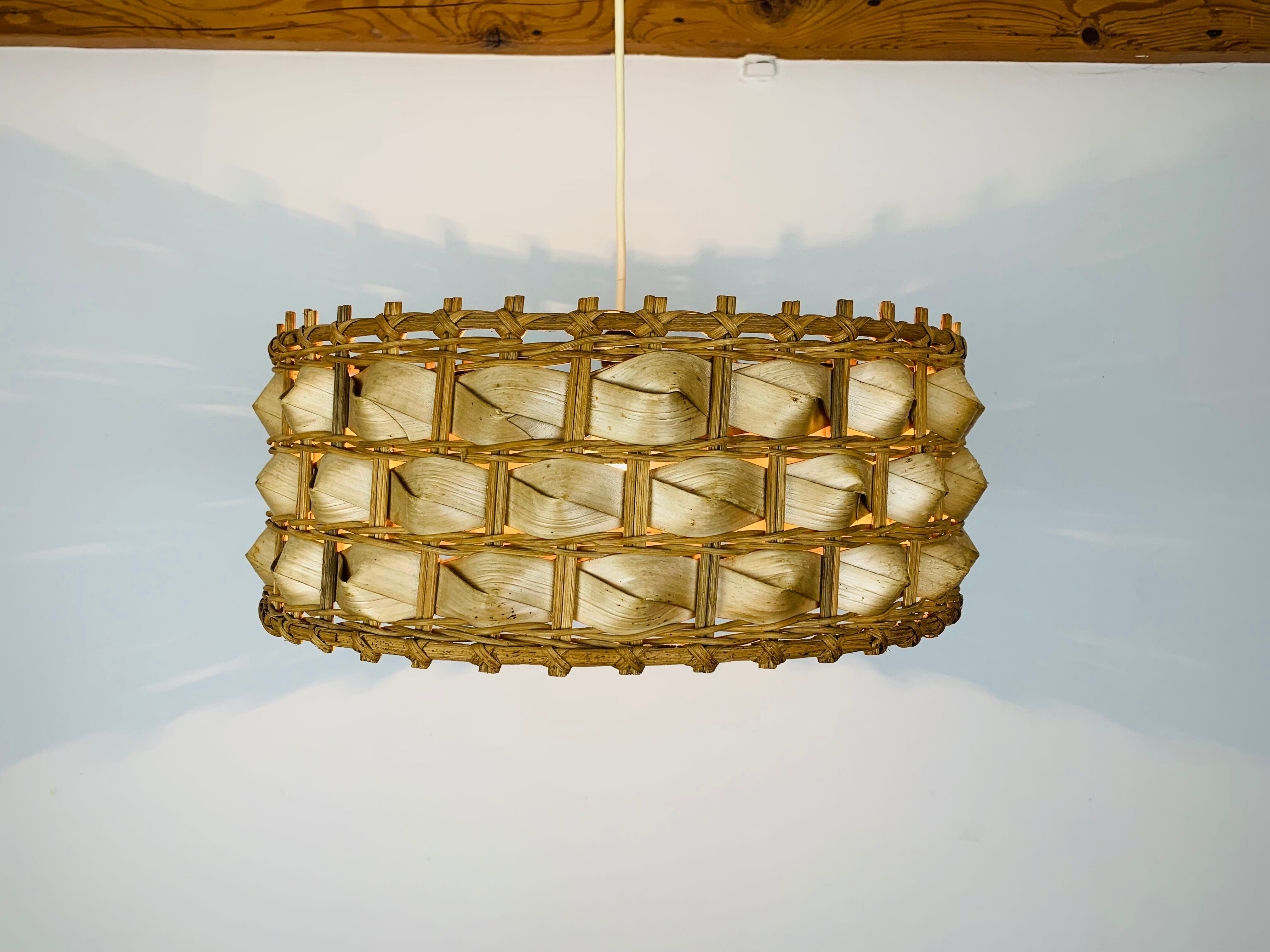 Suspension rattan and palm leaves chic jungle style