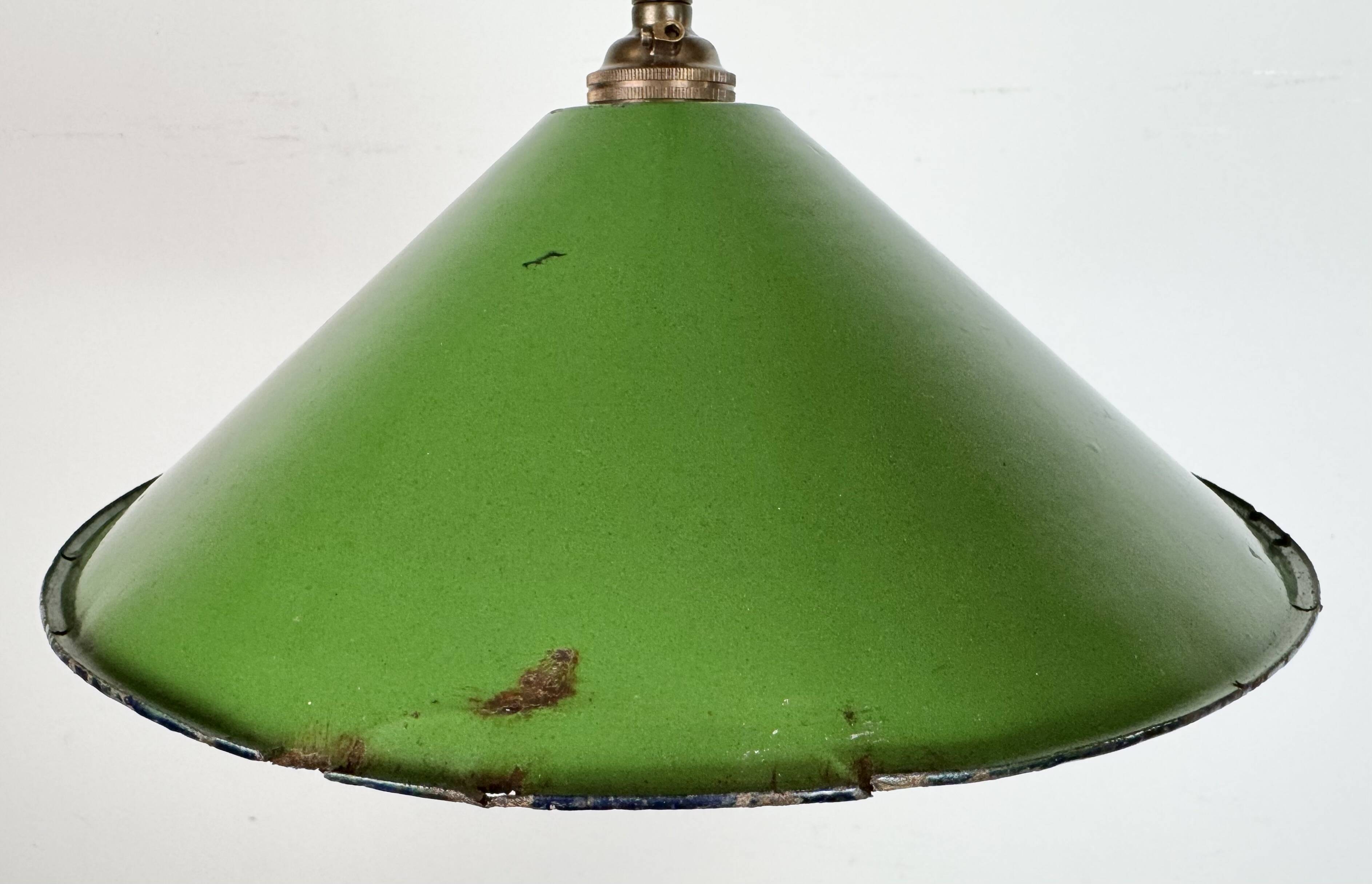 Suspension industrielle britannique en émail vert, années 1950