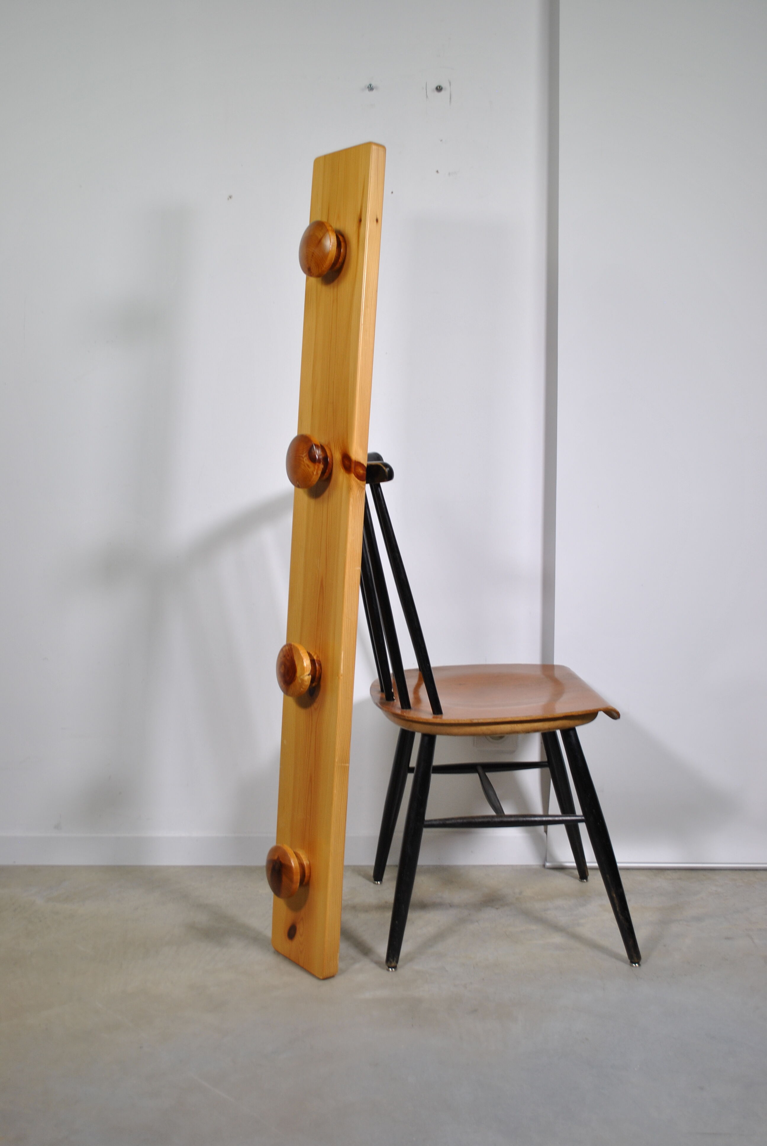 Wall coat rack in pine 1980