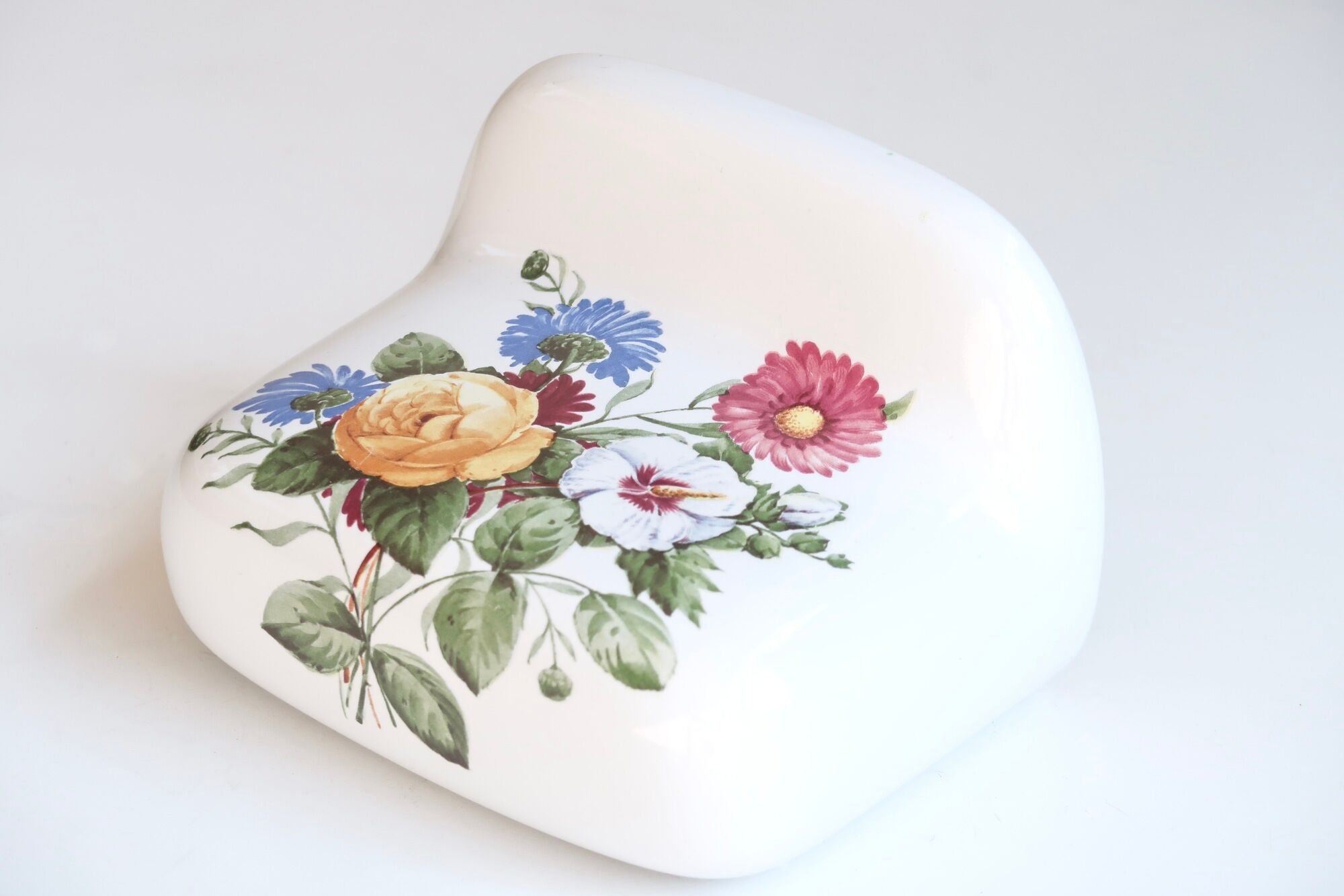 Porcelain toilet paper dispenser from Paris