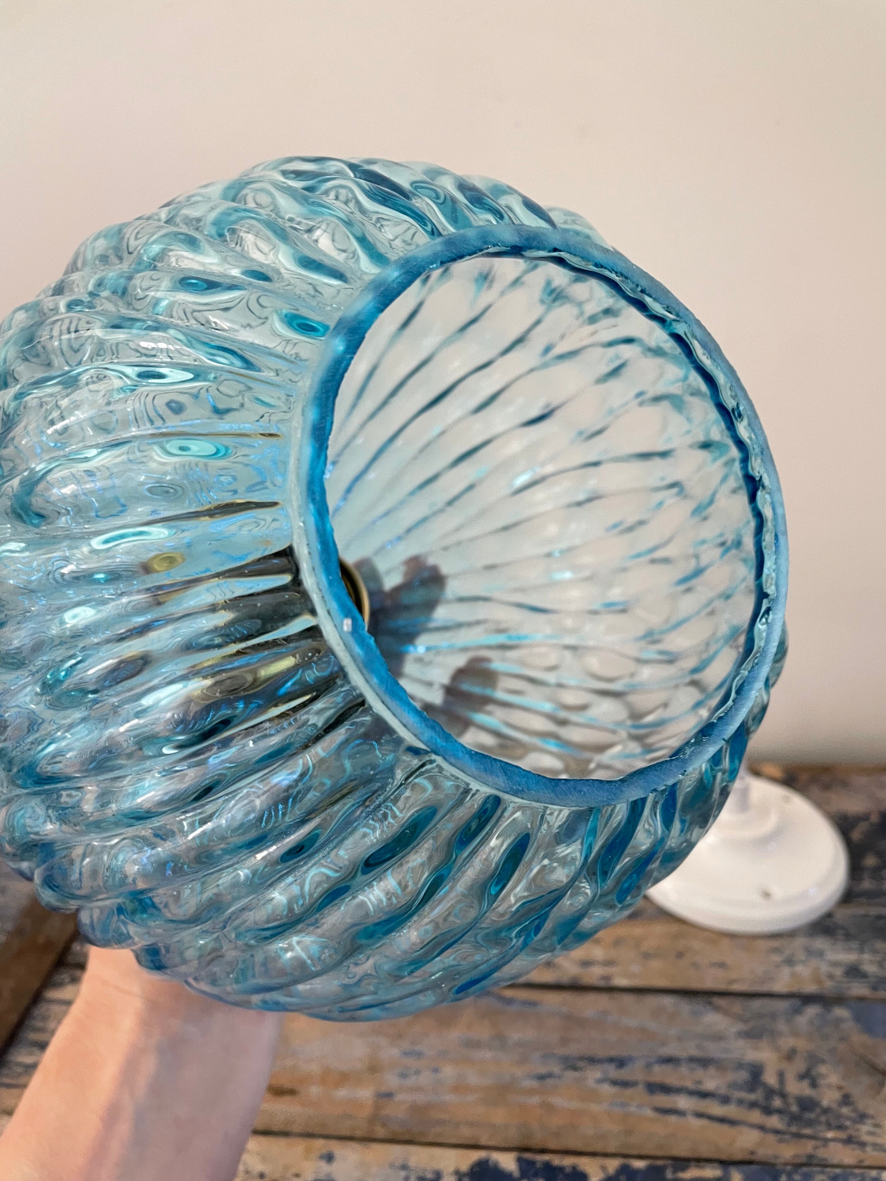 Suspension vintage bleue turquoise en verre ciselé électrifiée à neuf