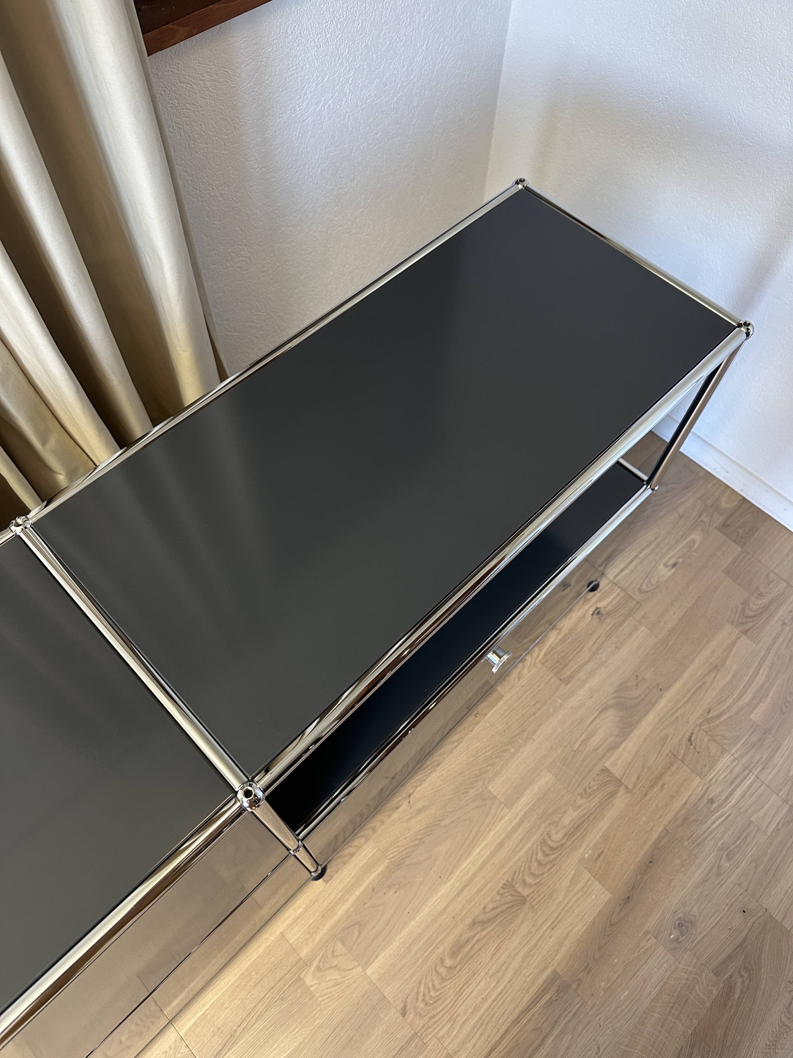 Commode USM Haller en Gris Anthracite et Noir Graphite