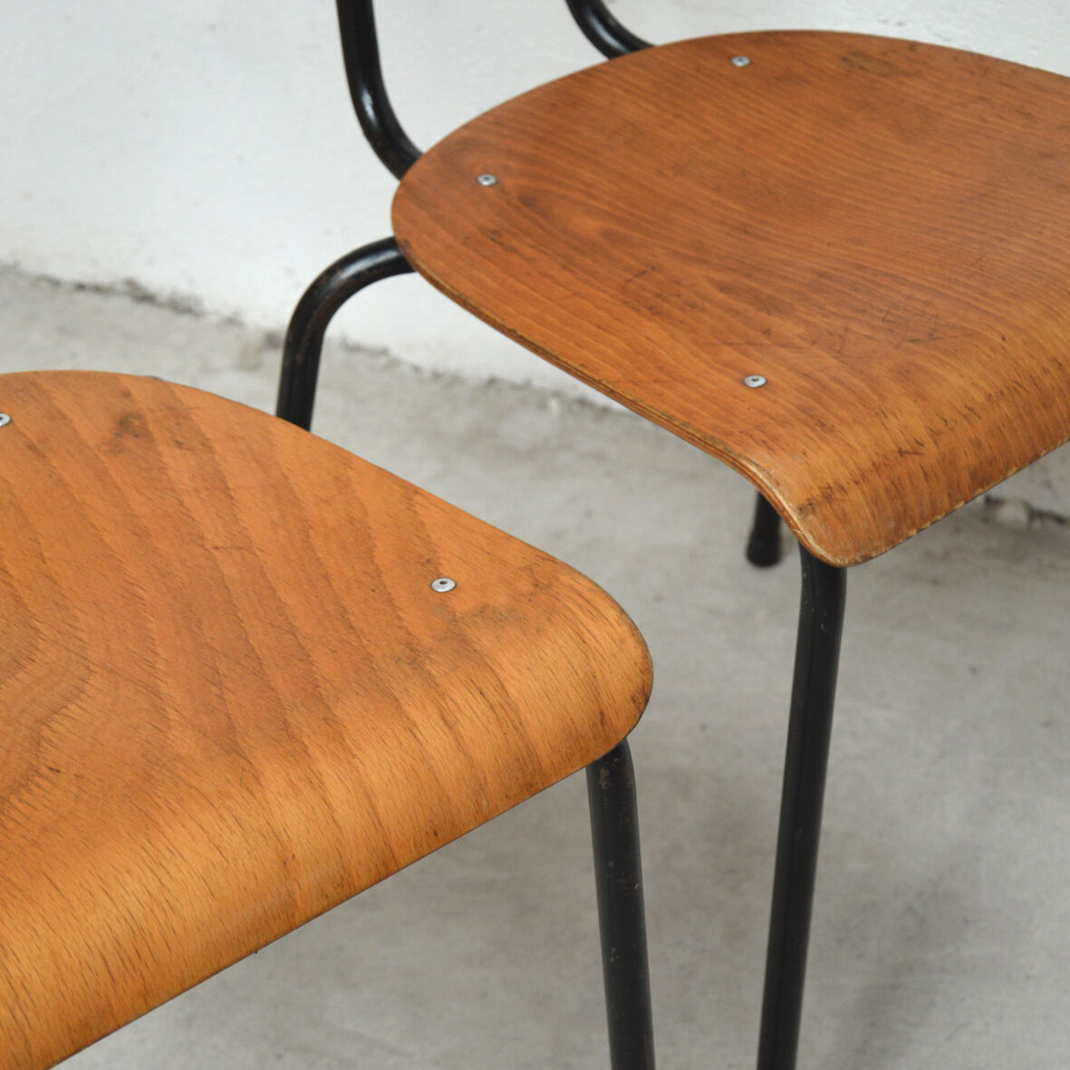 Série de 12 chaises en métal et bois