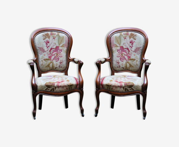 Paire de fauteuils de style Louis Philippe, tapisserie à décor floral
