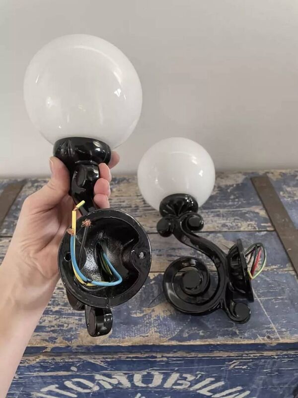 Paire d’appliques murales vintage en fonte émaillée