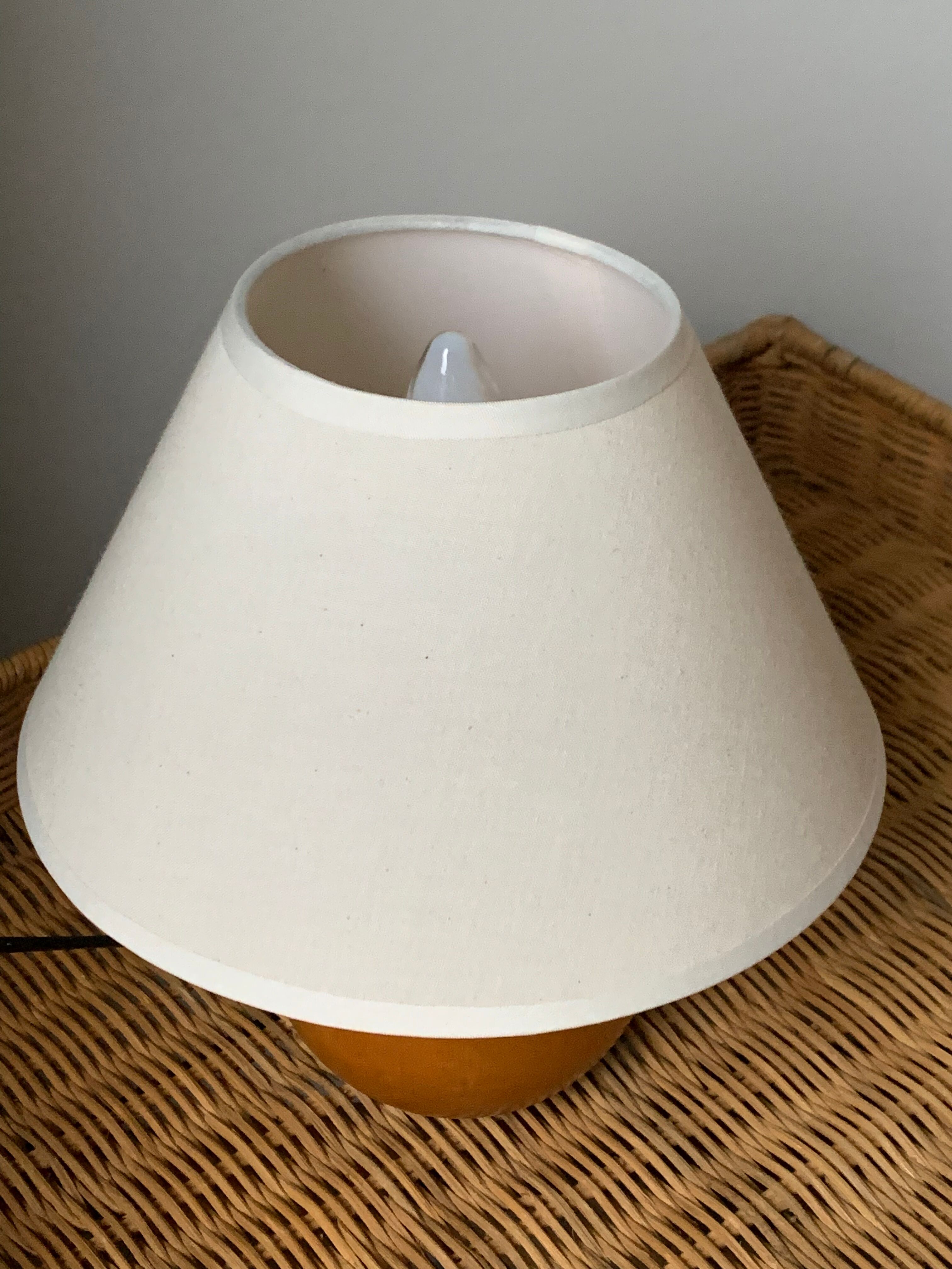 Wooden ball foot lamp