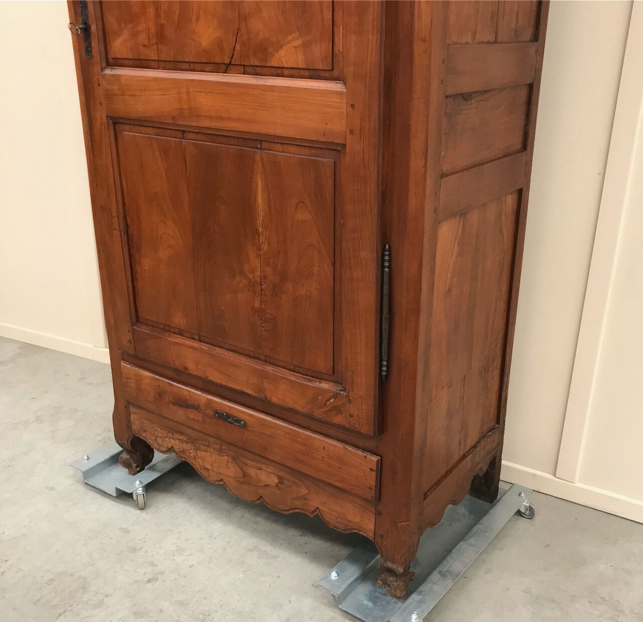 Walnut French bonnetiere