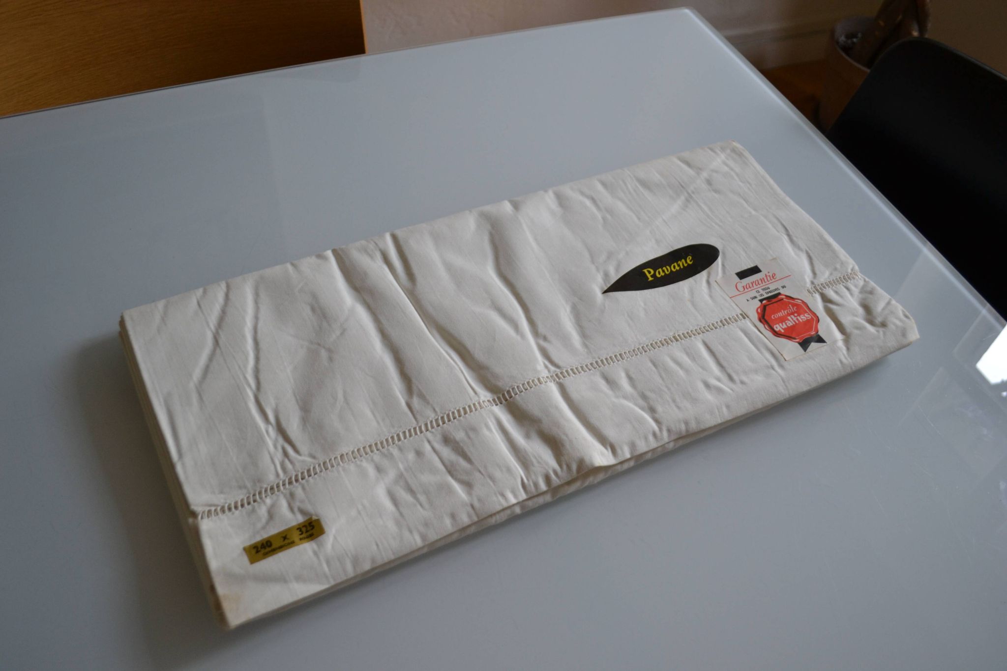 Antique linen sheet with Venetian scalloped edge, 240 x 325 cm, New Old Stock